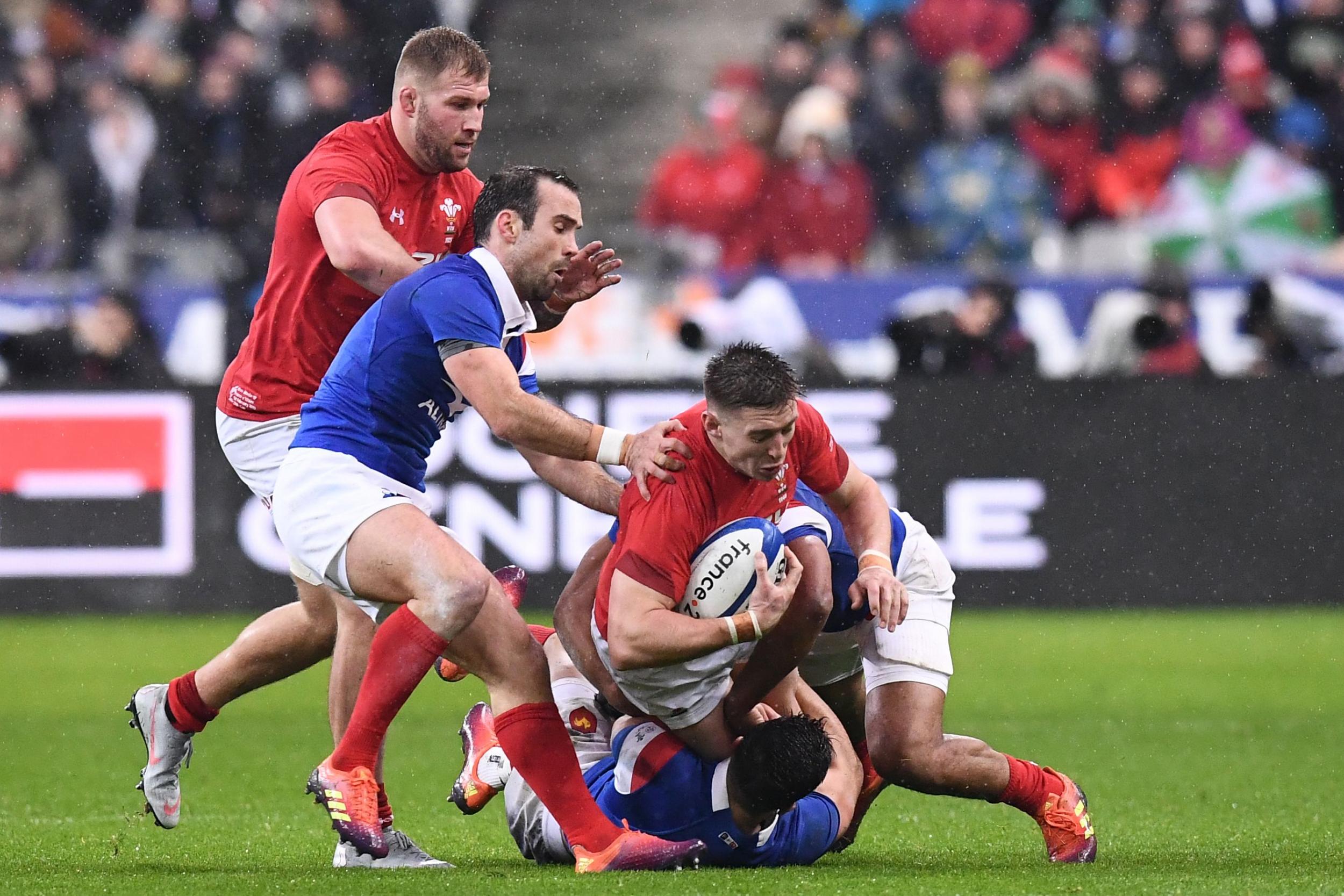 Wales try their best to break through the French defence