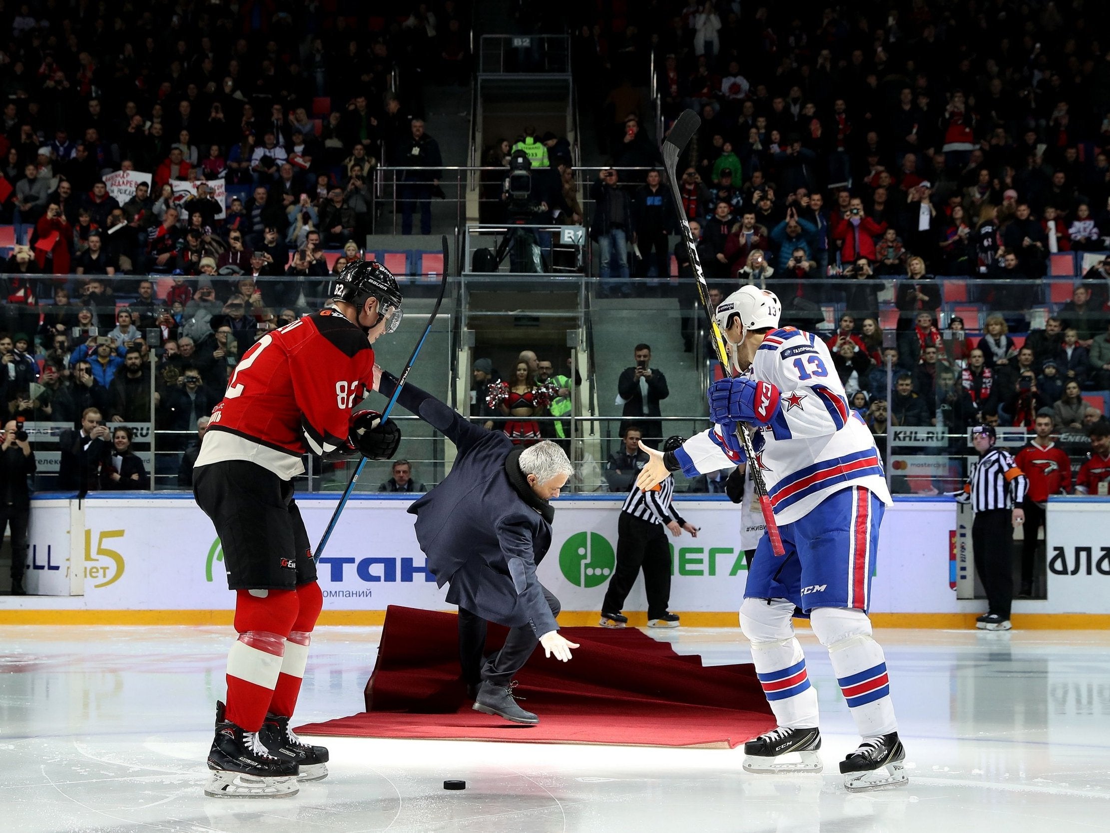 Jose Mourinho slips over during an ice hockey match between Avangard Omsk and SKA St Petersburg