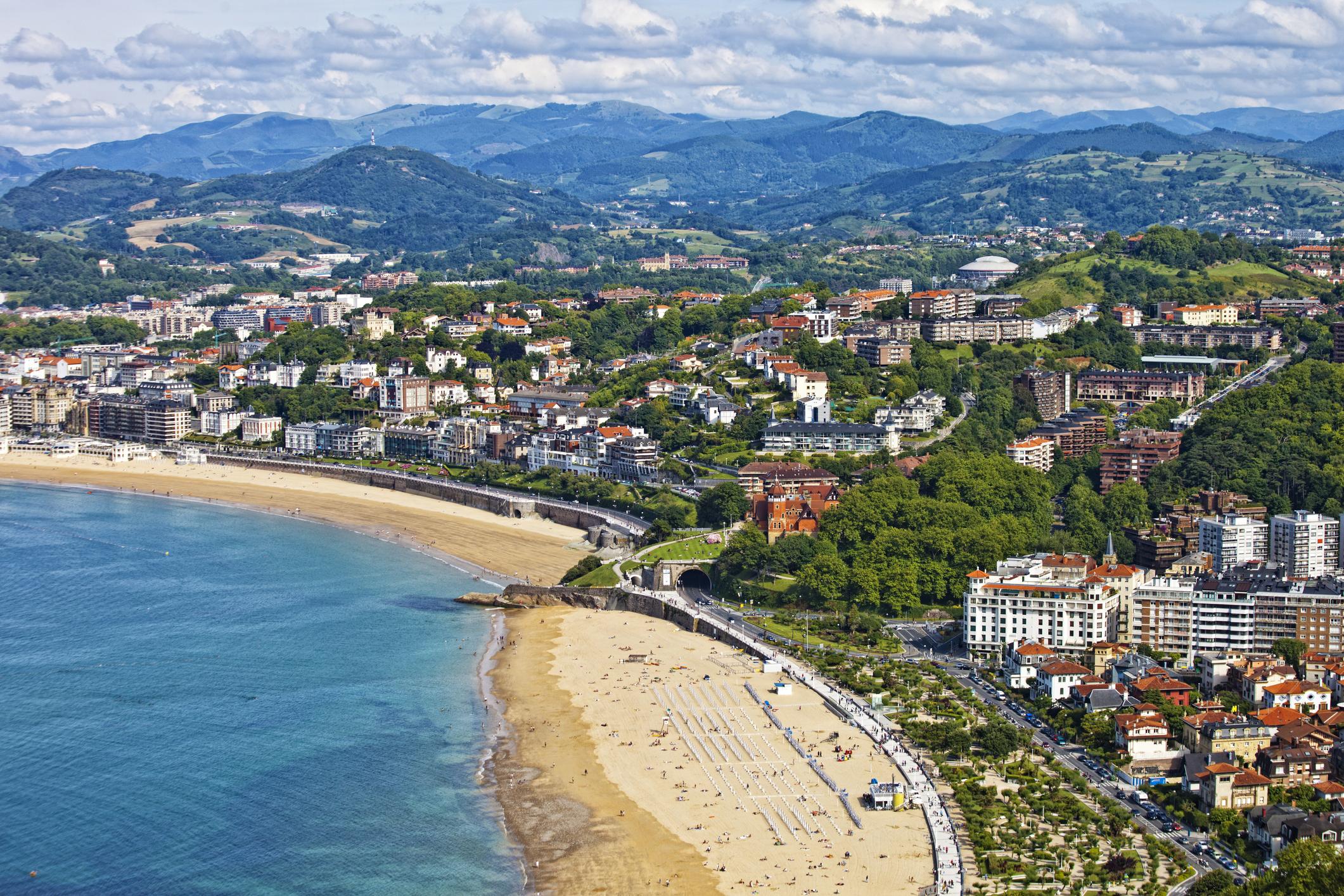 The golden coastline of San Sebastián

<a href="https://www.booking.com/city/es/san-sebastian.en-gb.html?aid=1647697&amp;label=a8763606" target="_blank" class="body-gallery" data-vars-item-name="GL-8819111-https://www.booking.com/city/es/san-sebastian.en-gb.html?aid=1647697&amp;label=a8763606" data-vars-event-id="c6">Find the best hotels in San Sebastián</a>