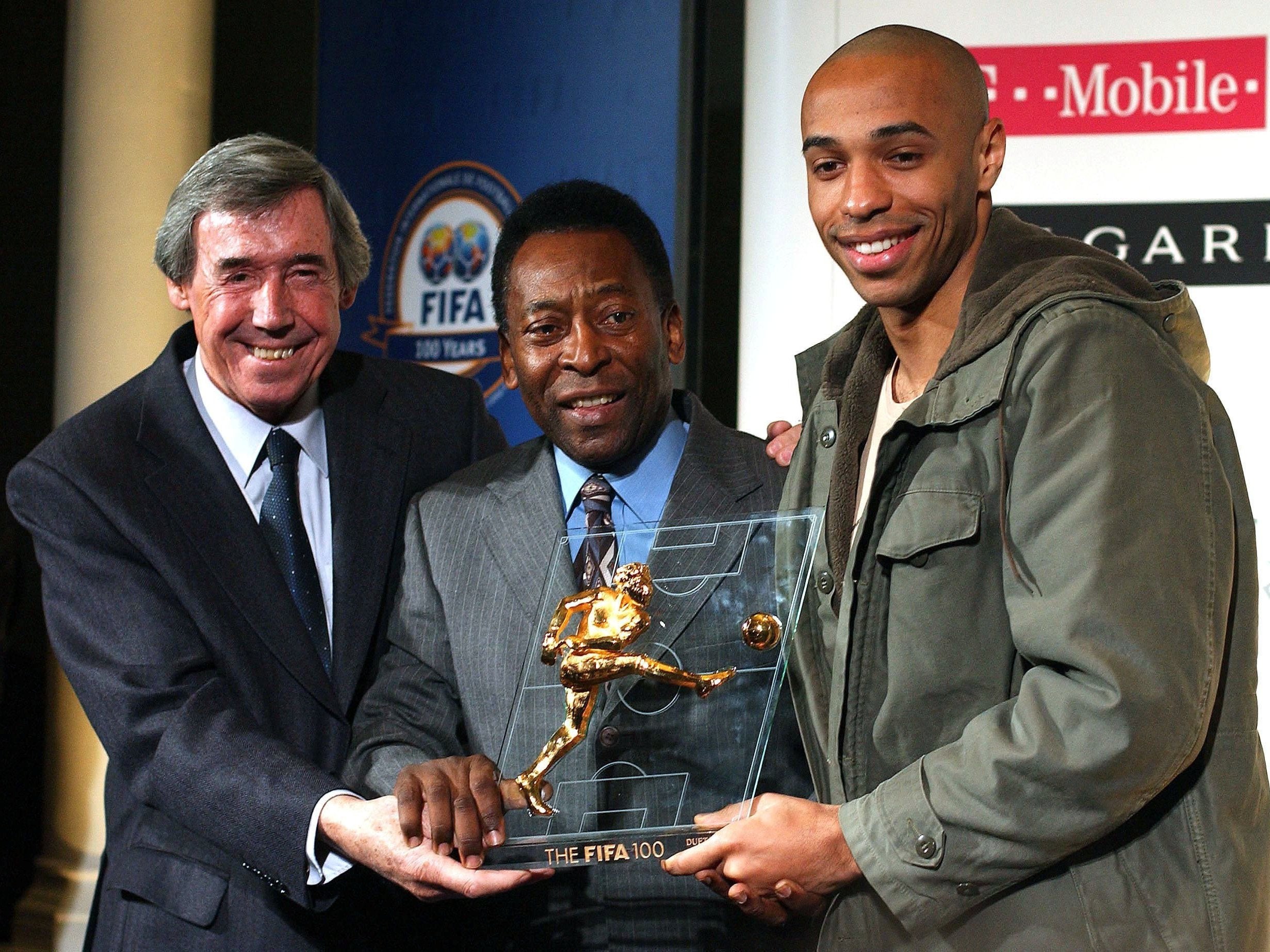 Banks poses with Pele and Thierry Henry (REUTERS)