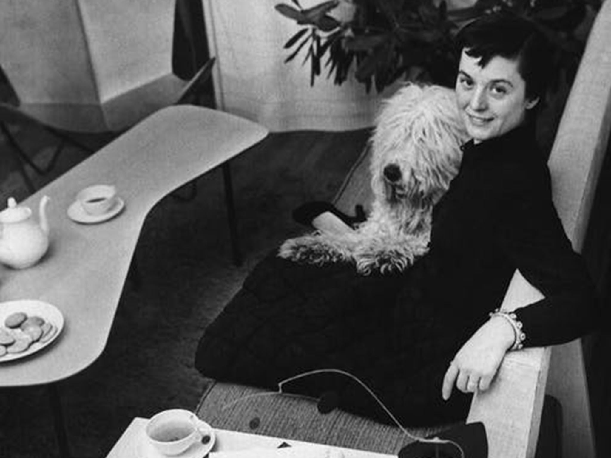 The architect and designer poses with her dog Cartree in 1950