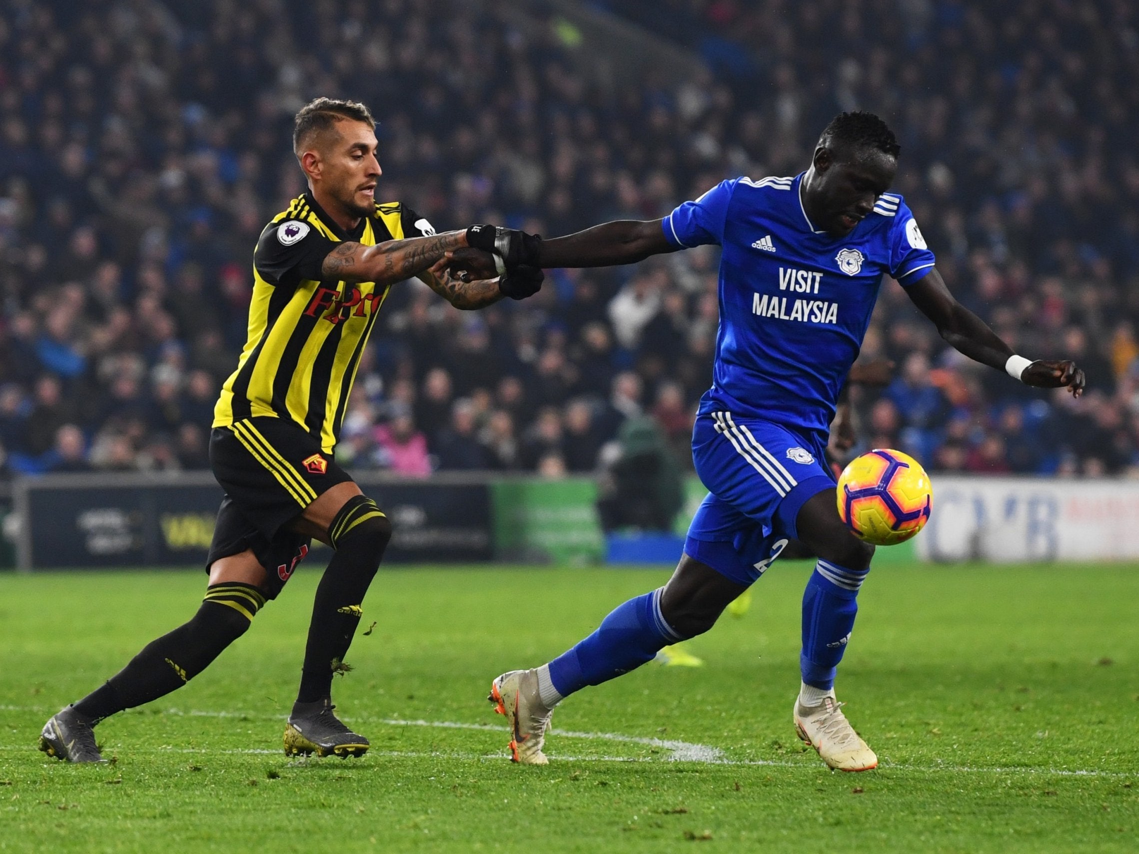 Oumar Niasse is pulled back by Roberto Pereyra