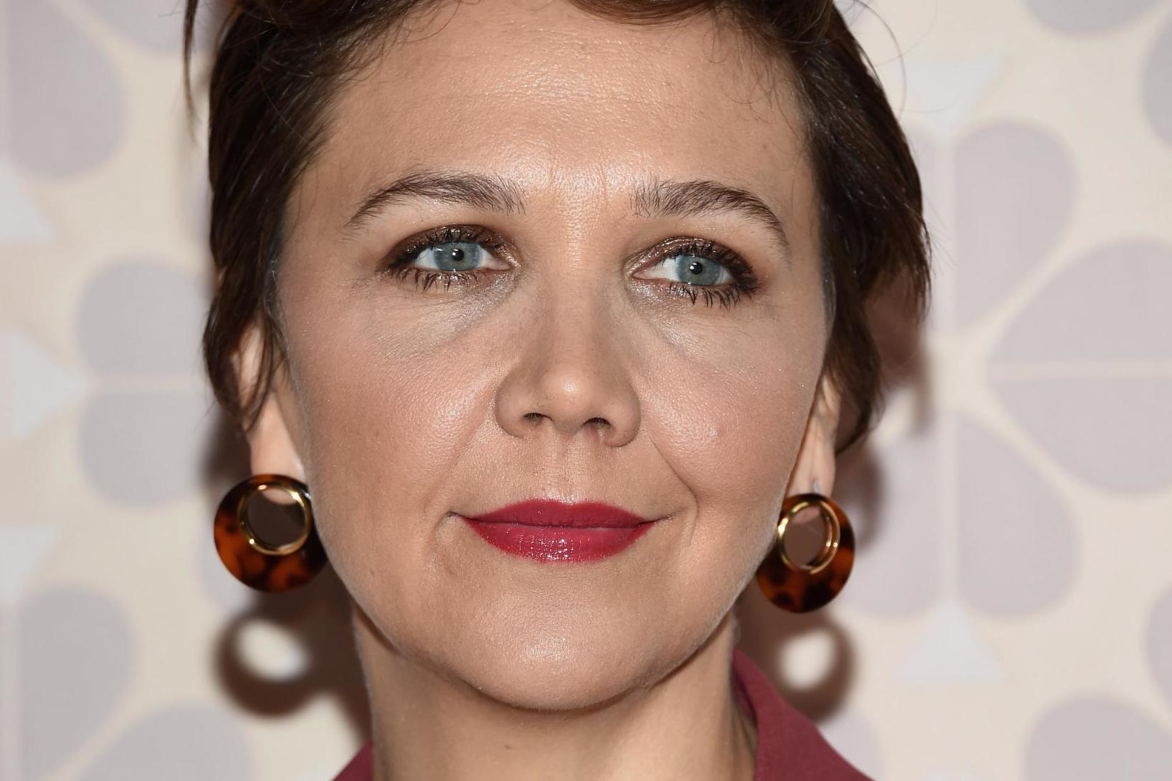 Maggie Gyllenhaal will adapt Elena Ferrante’s book ‘The Lost Daughter’ for her directorial debut