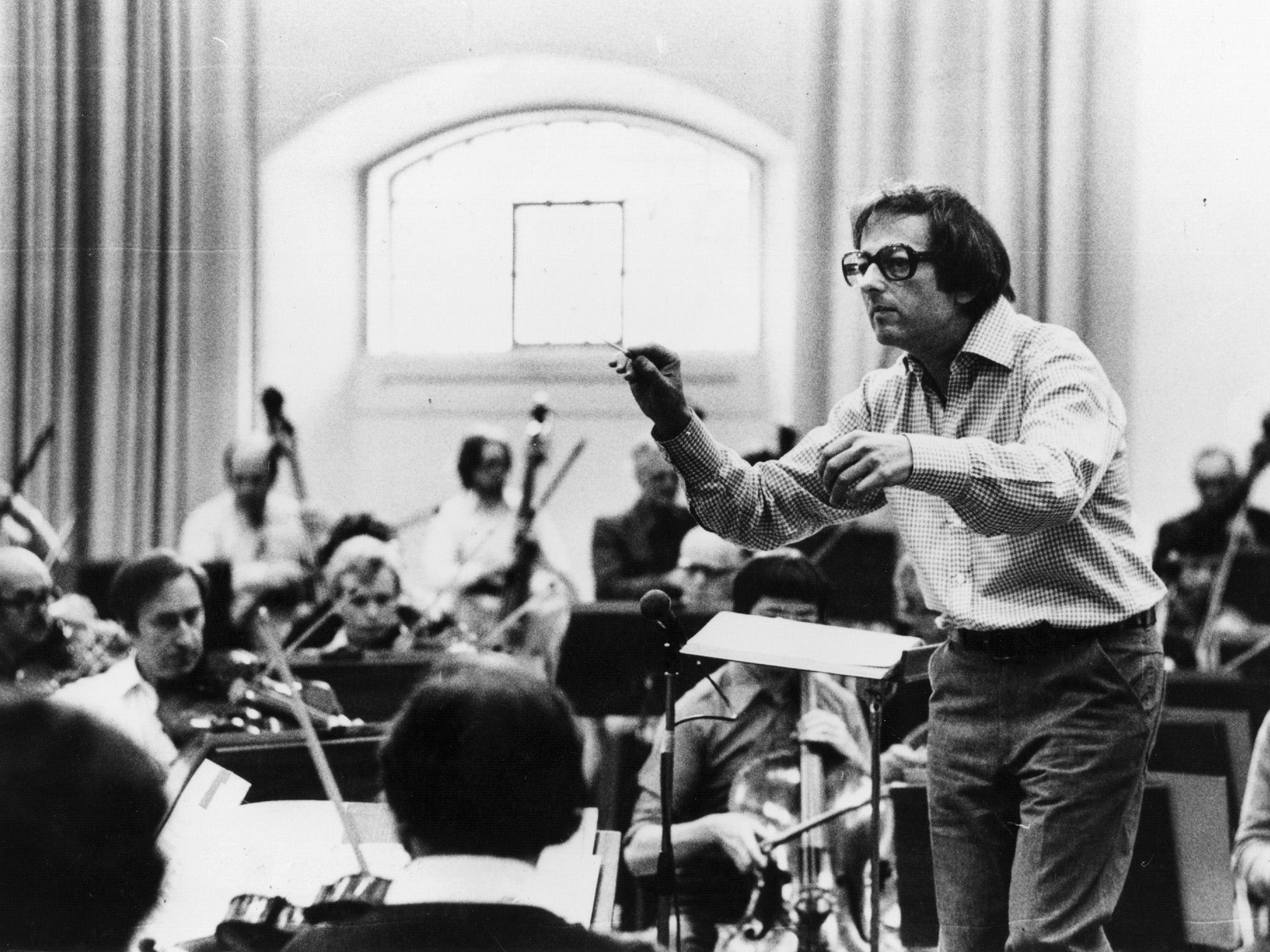 Previn conducts the London Symphony Orchestra. He was its musical director from 1968 to 1979