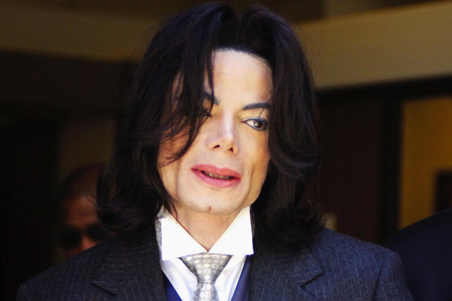 Michael Jackson as he leaves the Santa Barbara County Courthouse after a day of his child molestation trial on 23 May, 2005 in Santa Maria, California. (Photo by Phil Klein-Pool/Getty Images)