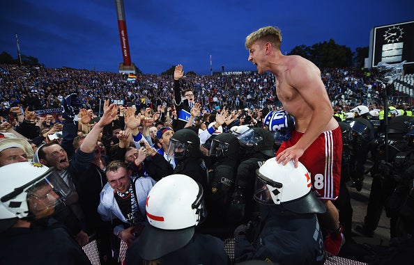 Holtby celebrates with supporters after Hamburg evade relegation in 2015