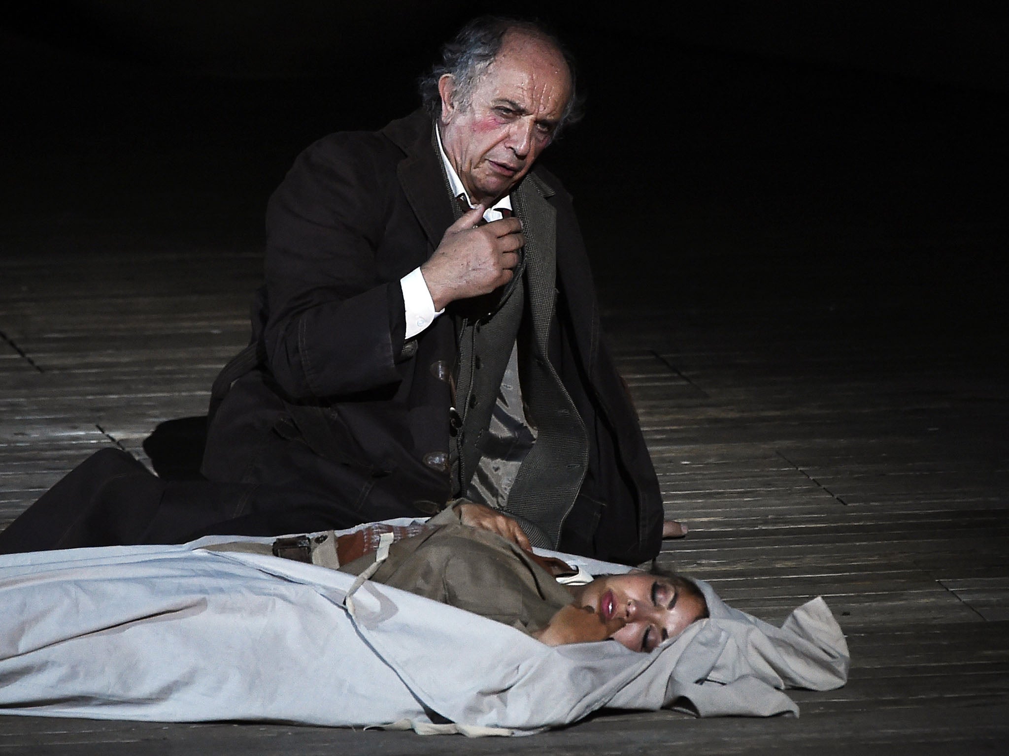 Nadine Sierra (right) as Gilda and Leo Nucci (left) as Rigoletto