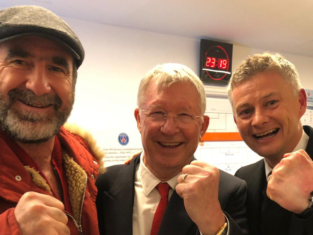 Eric Cantona, Sir Alex Ferguson and Ole Gunnar Solskjaer pose after victory vs PSG