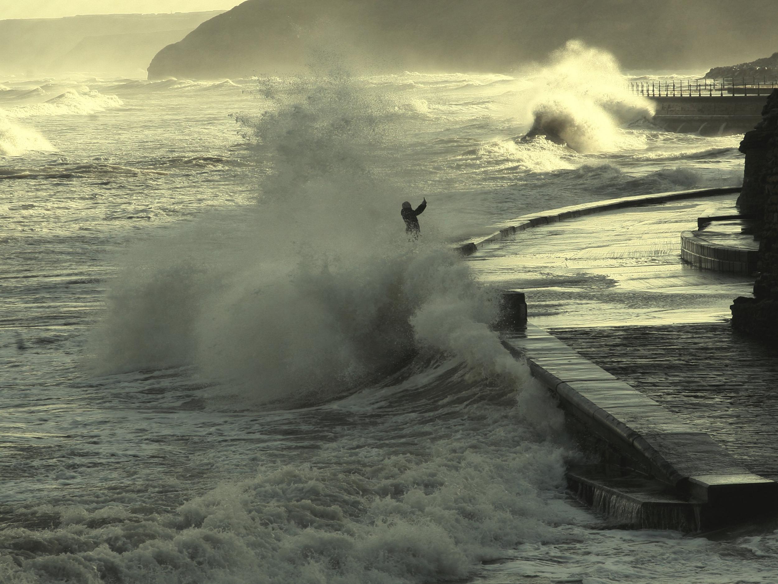 Photo of self-seeker risking his life in Scarborough