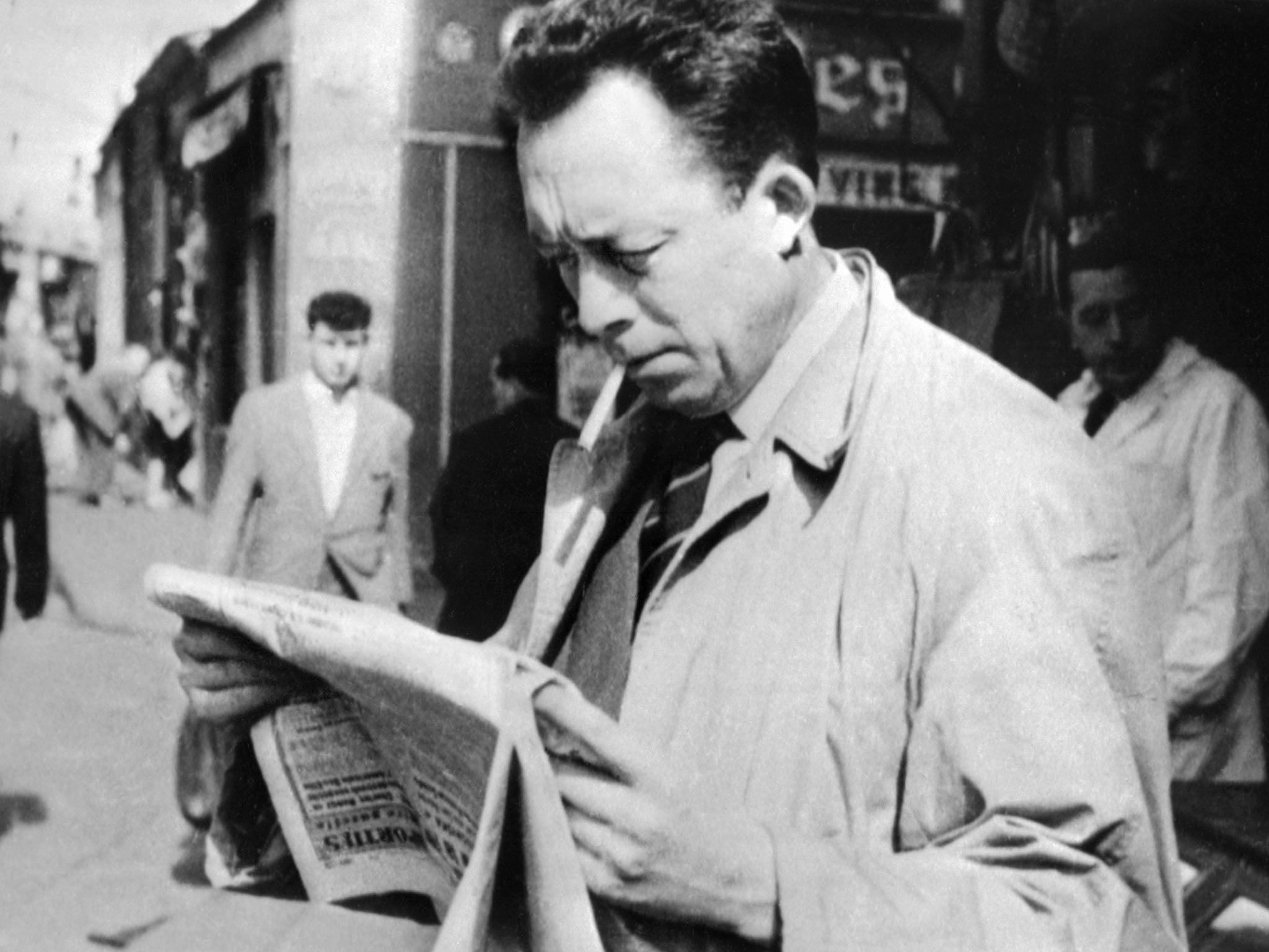 Reading a newspaper in Paris, 1959 (AFP/Getty)