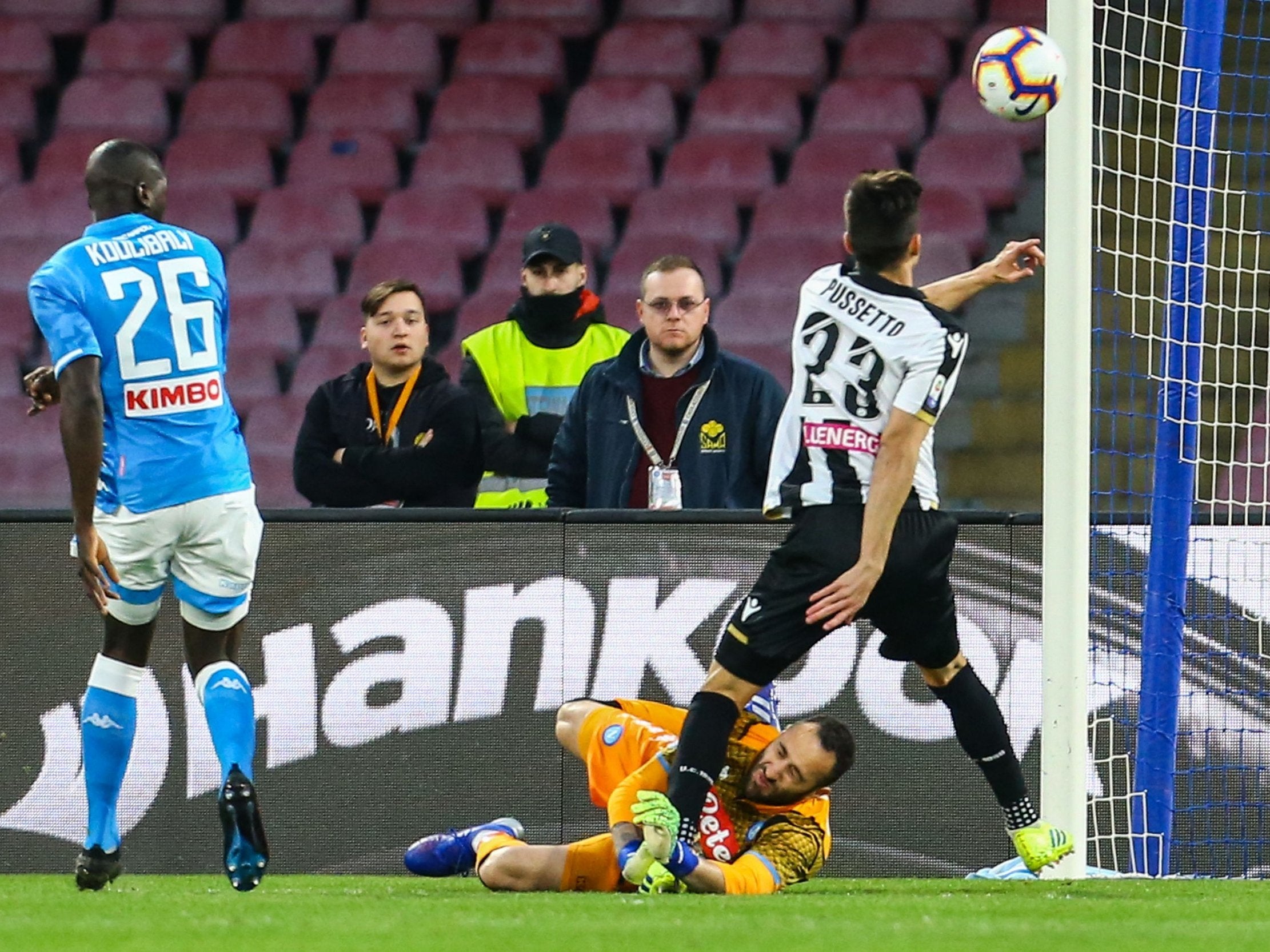 David Ospina takes a blow to the head