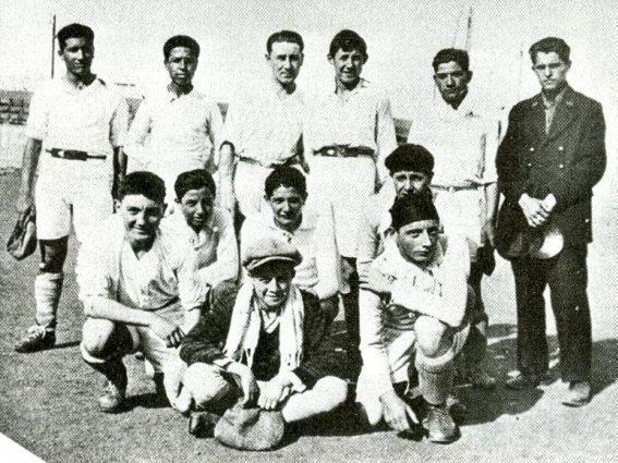 Camus (front row, dark shirt) with his RUA team