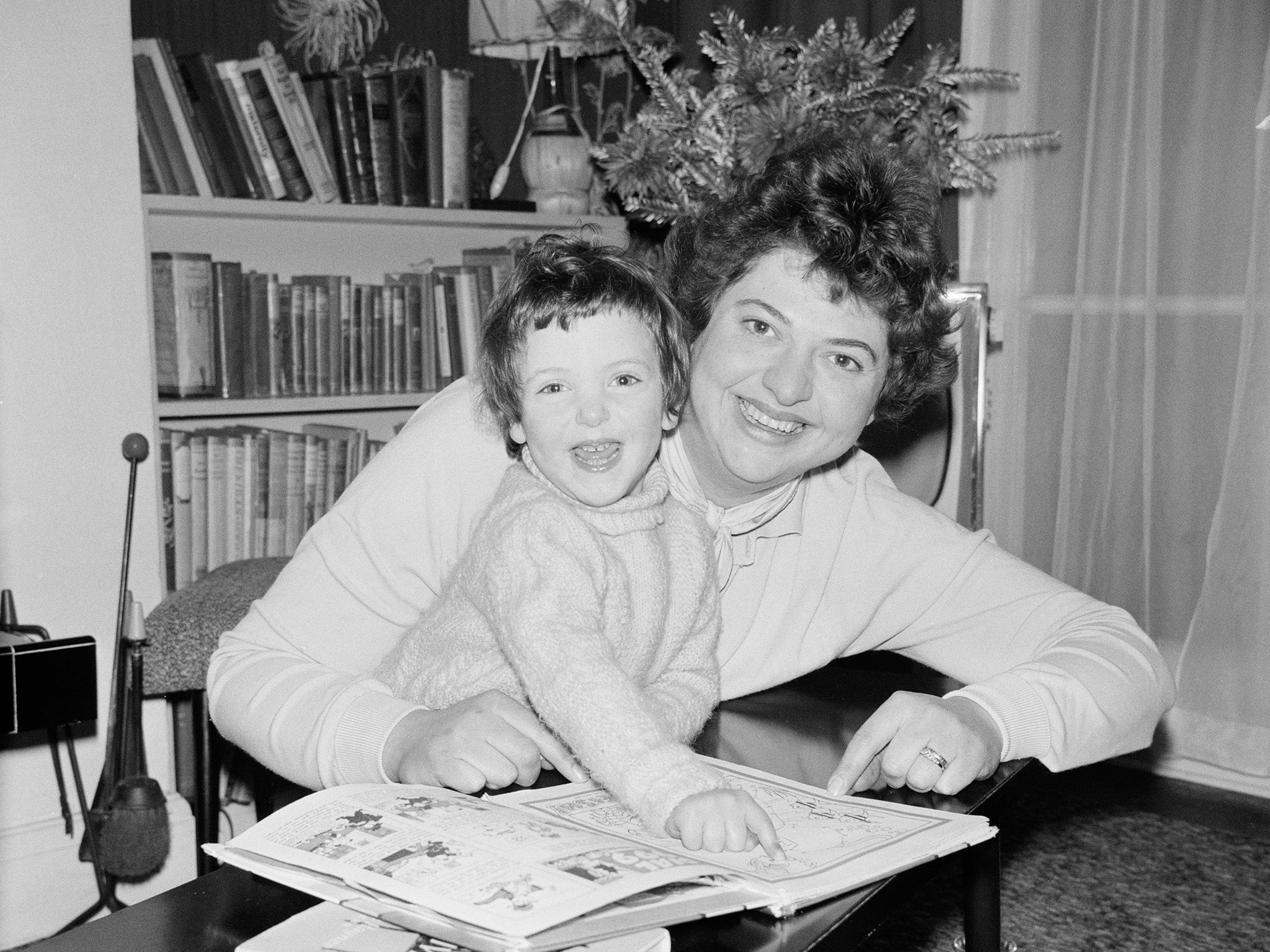 Claire Rayner, one of the first agony aunts, with her daughter (Getty)