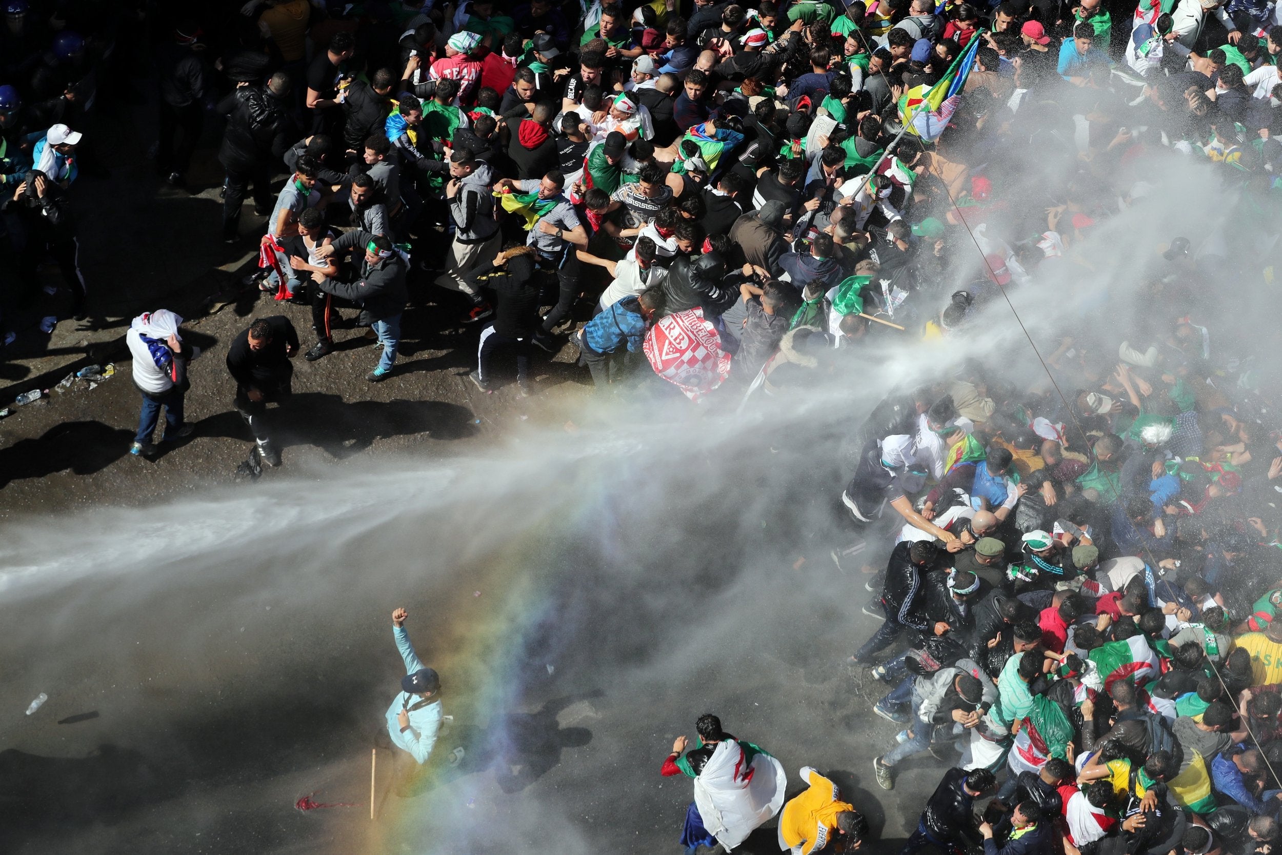 Police use water cannons against protestors in Algiers