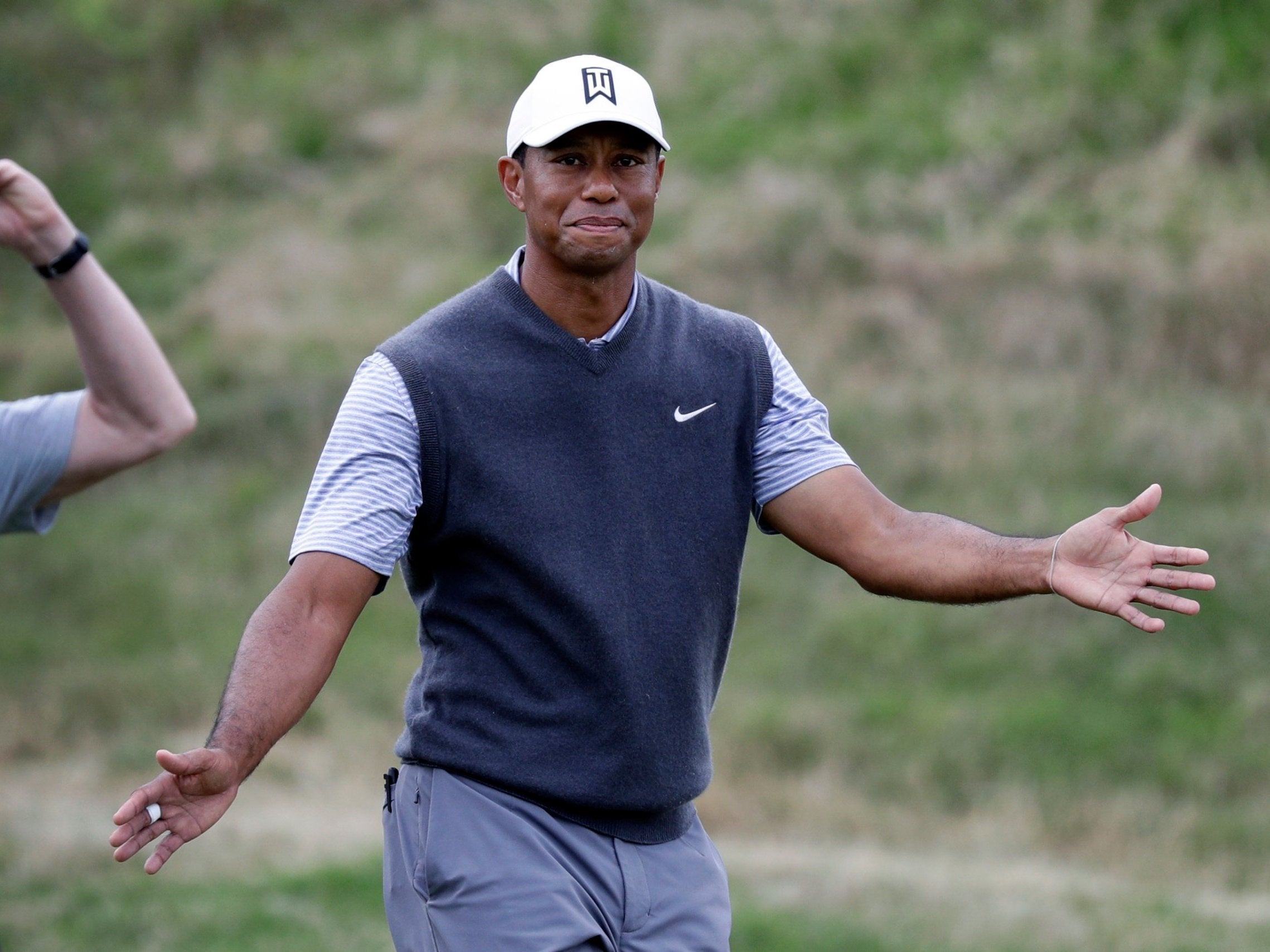 Tiger Woods beat Patrick Cantlay to reach the last-16 of the WGC Match Play