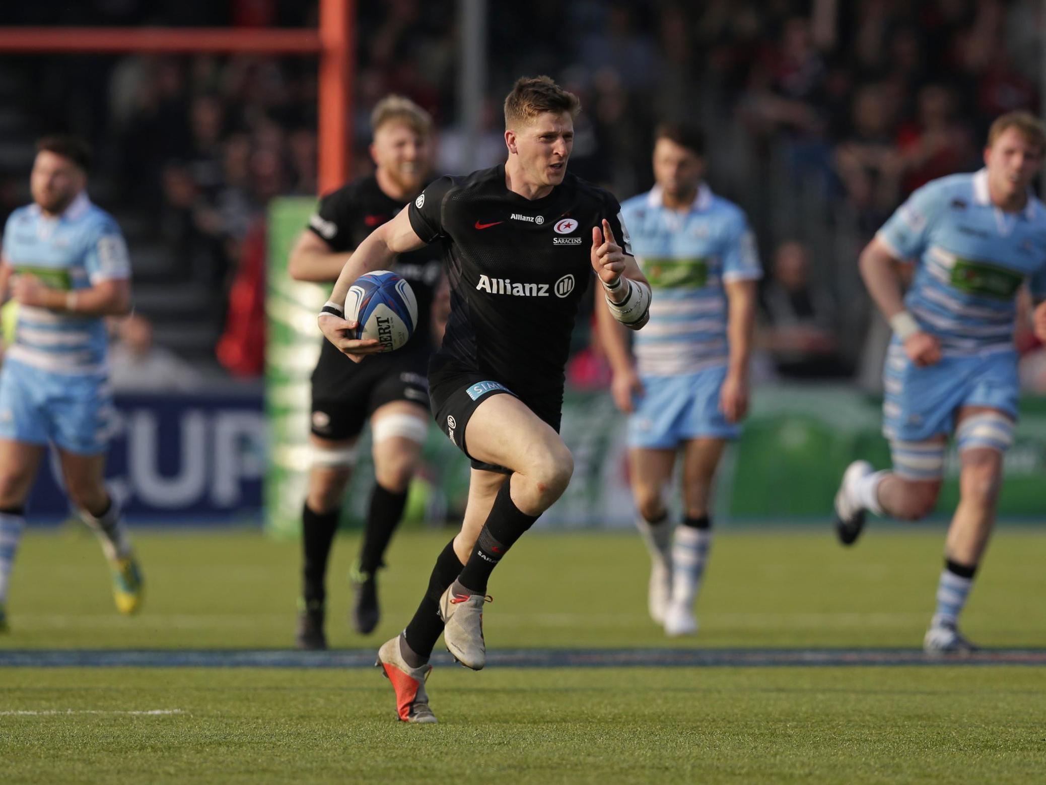 David Strettle on his way to scoring Saracens’ fifth try of the match