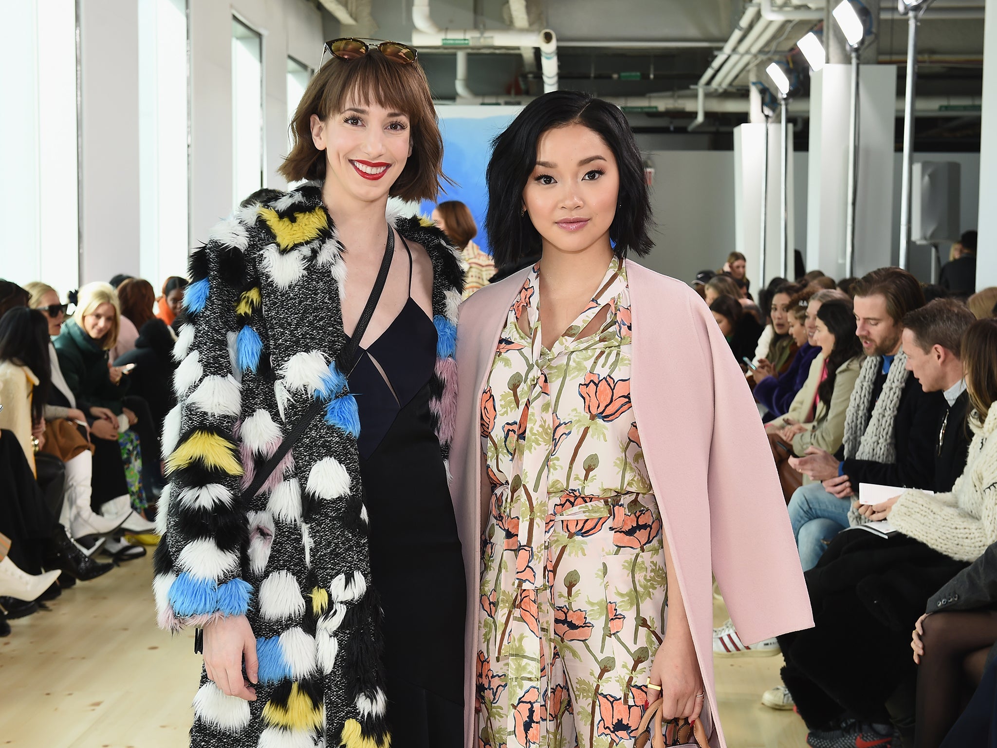 Cosmo editor Jessica Pels at a Tory Burch fashion show with Lara Condor, star of the Neflix film ‘To All the Boys I’ve Loved Before’ (Getty)