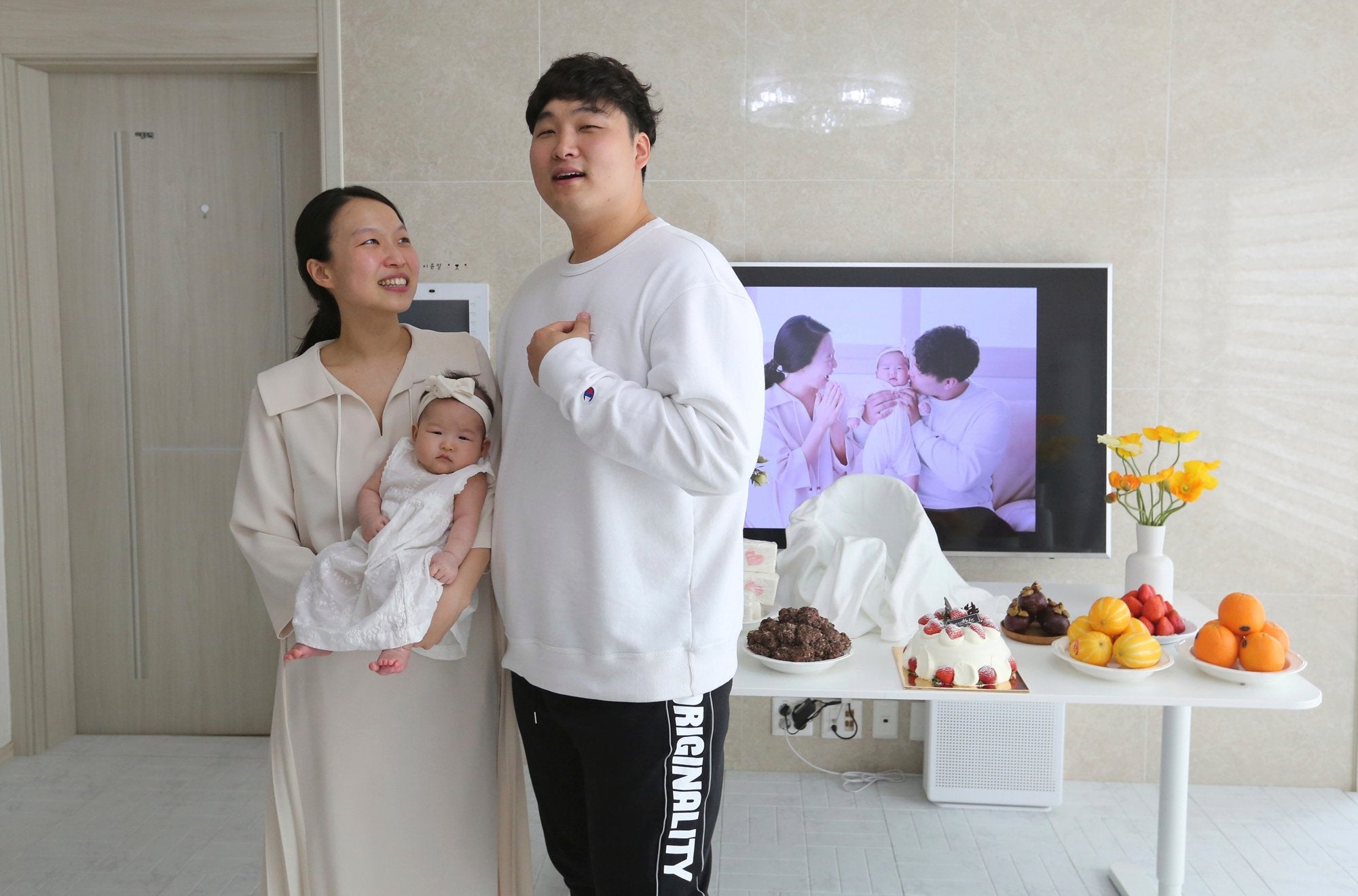 Lee Dong Kil speaks with his wife Ryu Da Gyeong and daughter Lee Yoon Seol