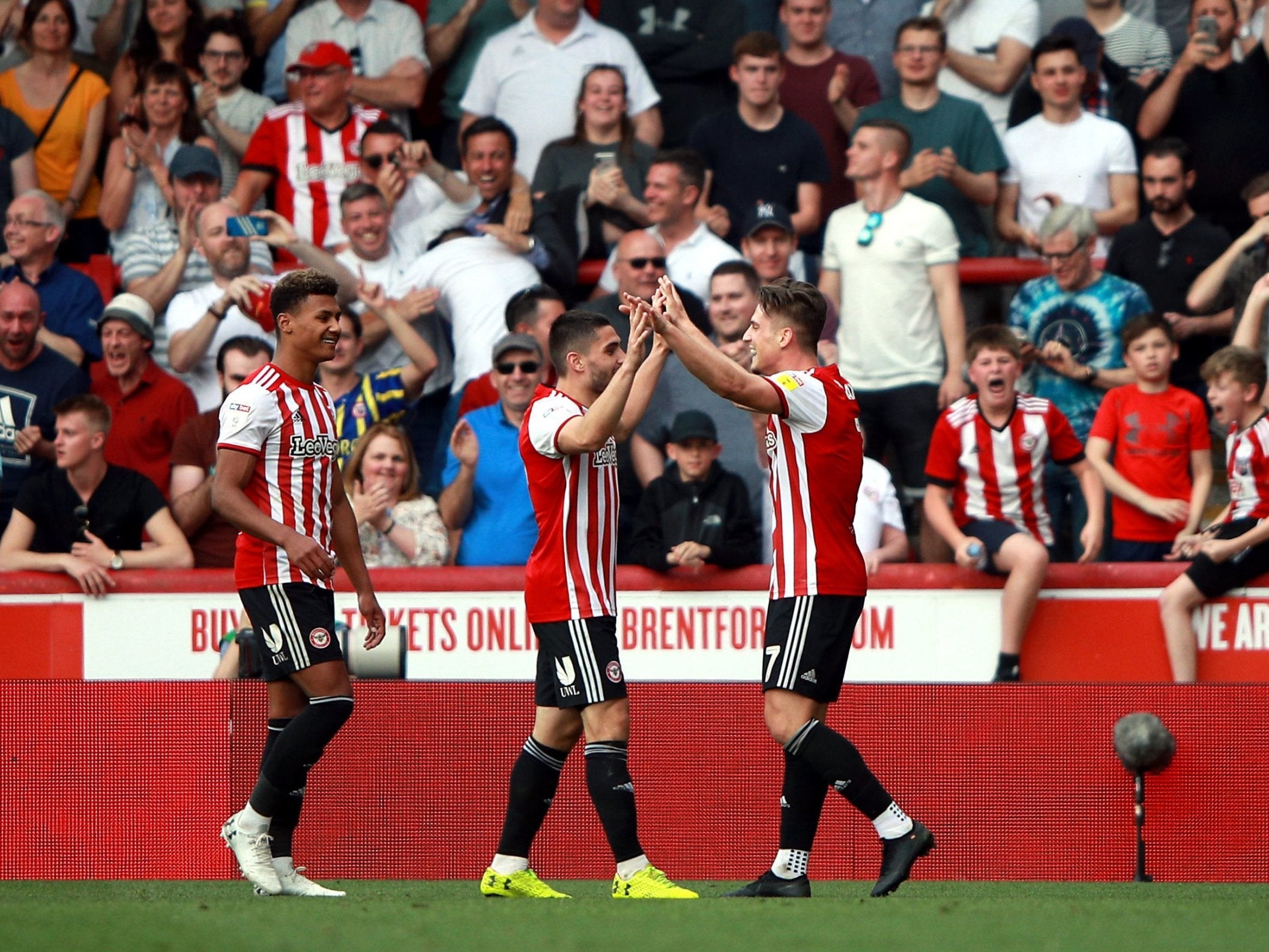 Sergi Canos doubled the hosts' lead against Marcelo Bielsa's side