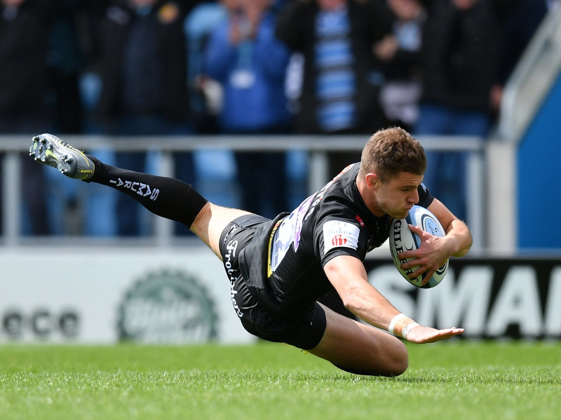 Ollie Devoto crosses for Exeter's first try in the 17-15 victory over Harlequins