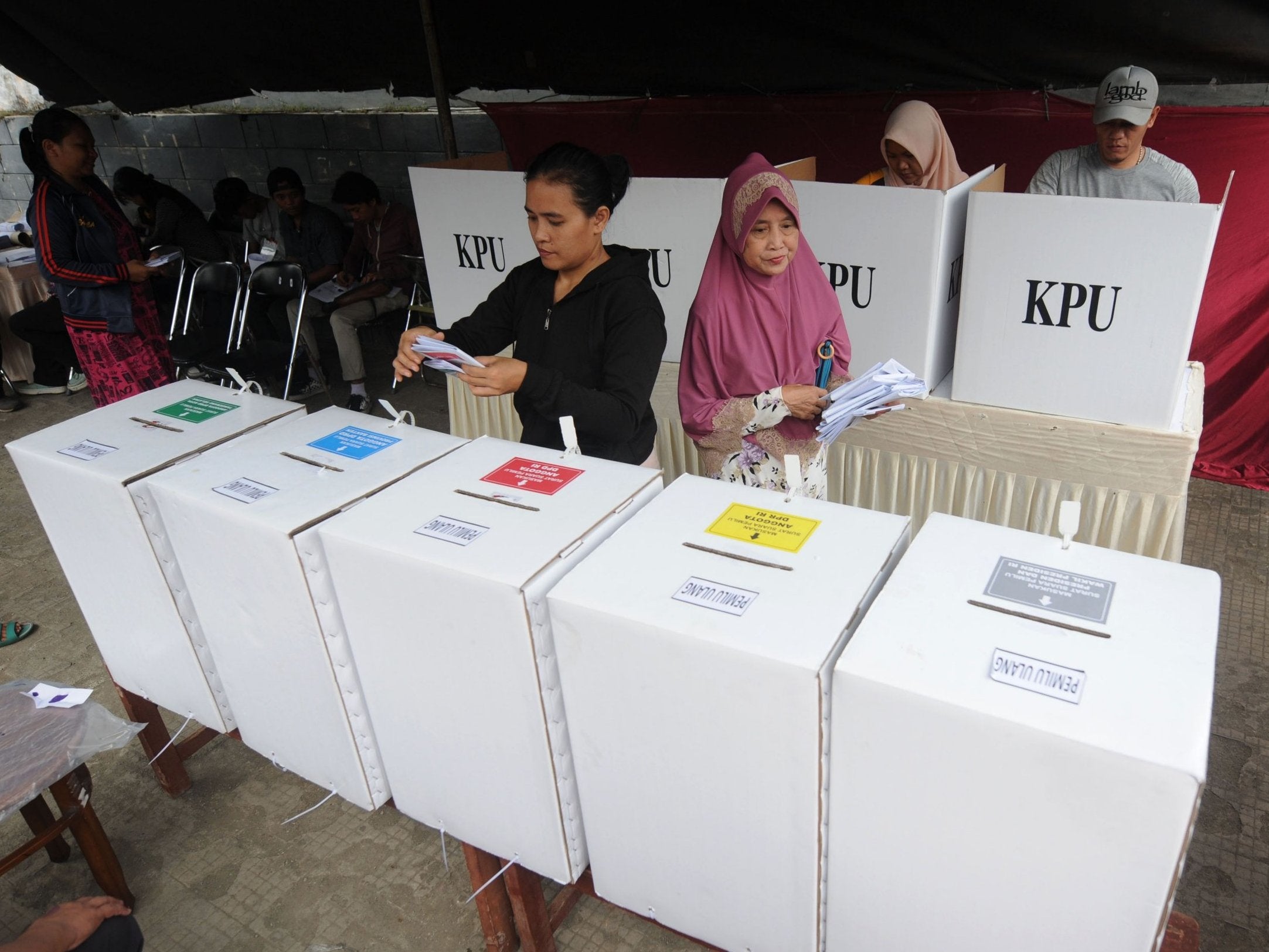 Indonesian voters cast their ballots