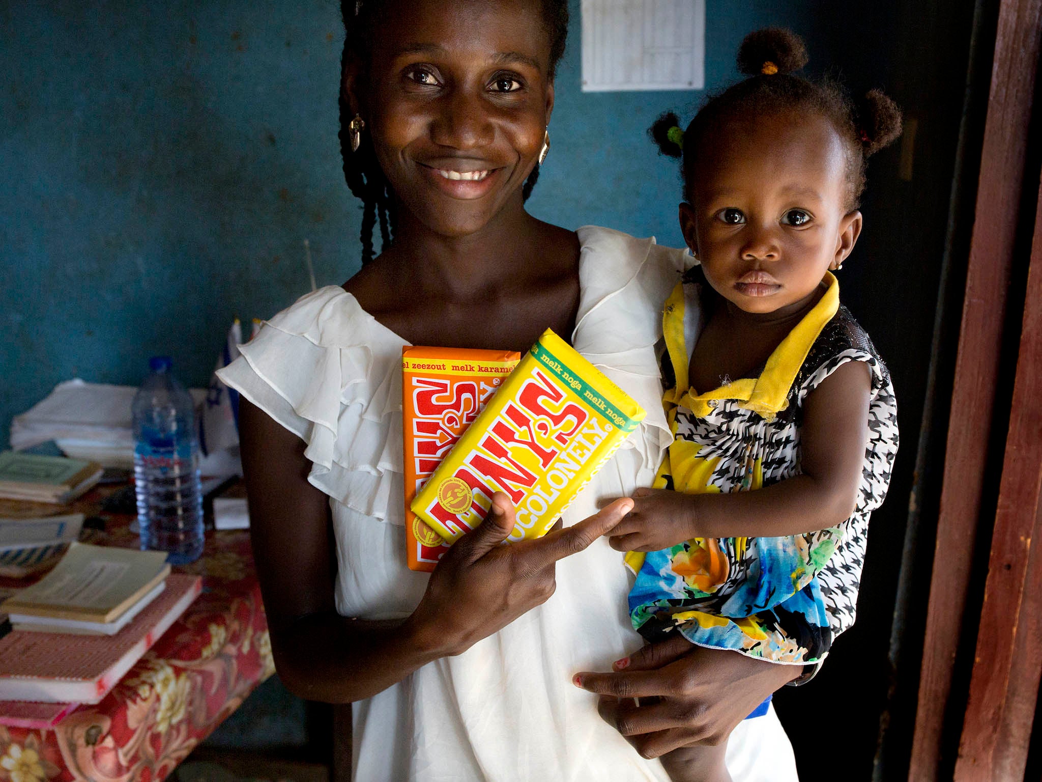 Tony’s pays farmers a living wage by taking into consideration the size of their family and their farm, and adding a “Tony’s premium” on top (Tony’s Chocolonely