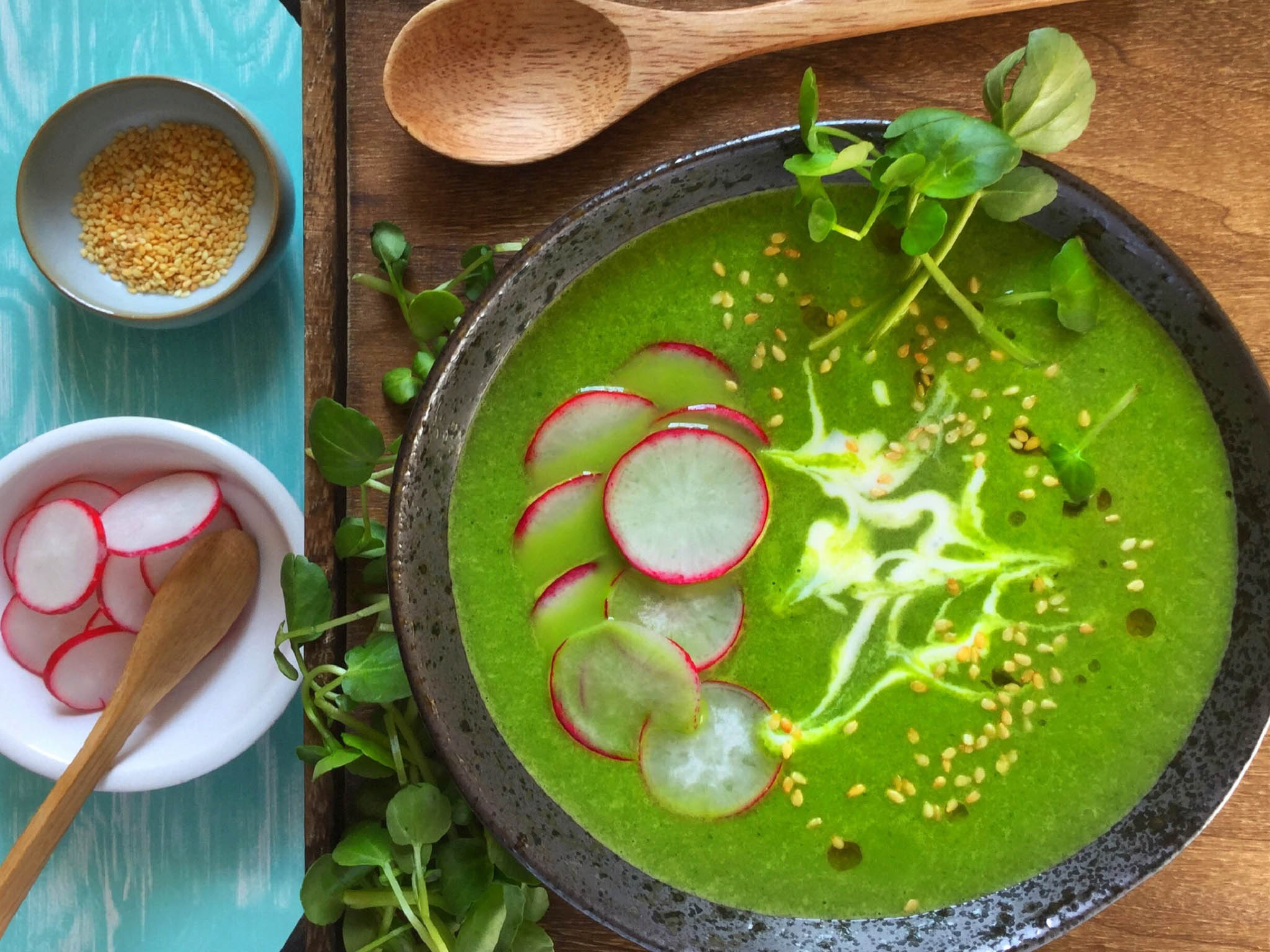 Stiring in crushed ice before blitzing the mixture is the key to keeping the radiant green colour