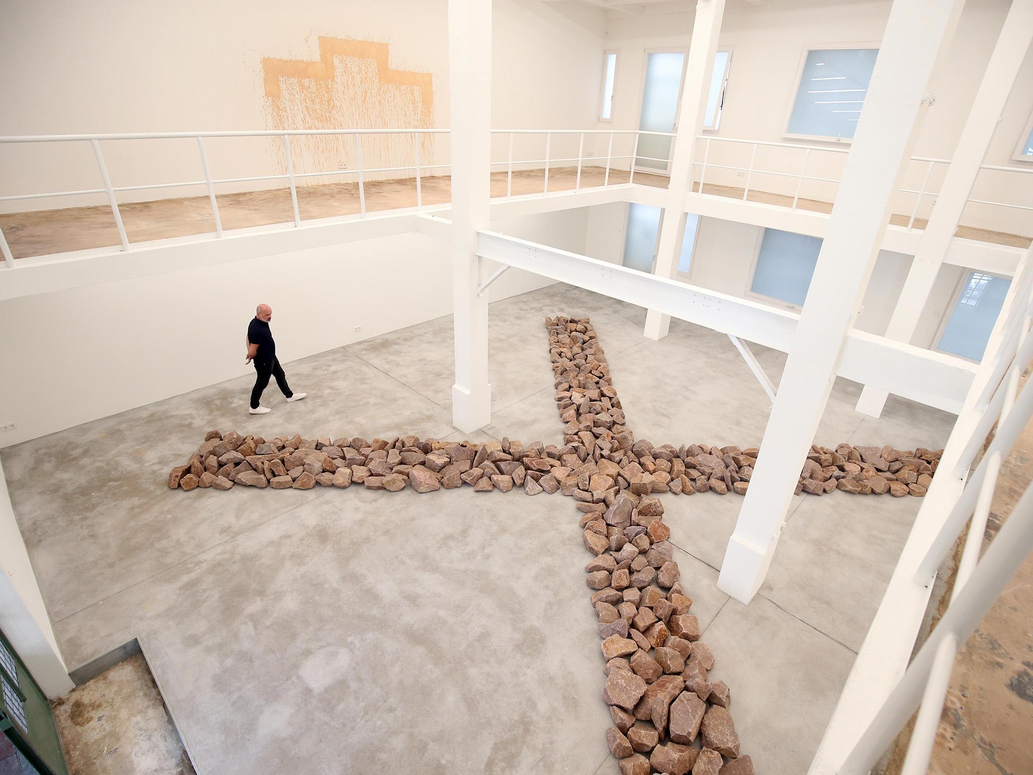 ‘Granite Crossing’, a 2019 work by Richard Long exhibited at Konrad Fischer Galerie