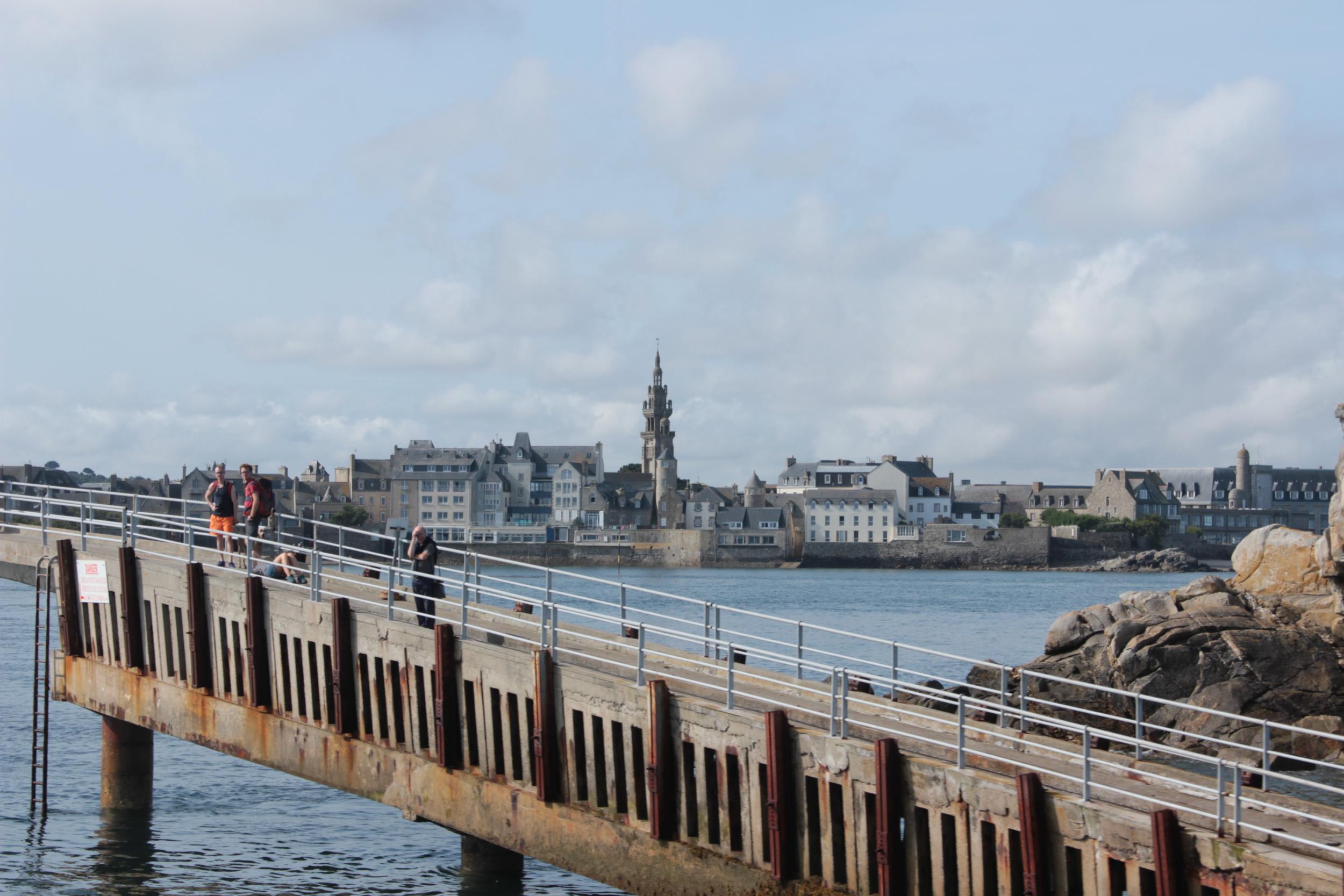 Boats depart Roscoff jetty for Ile de Batz