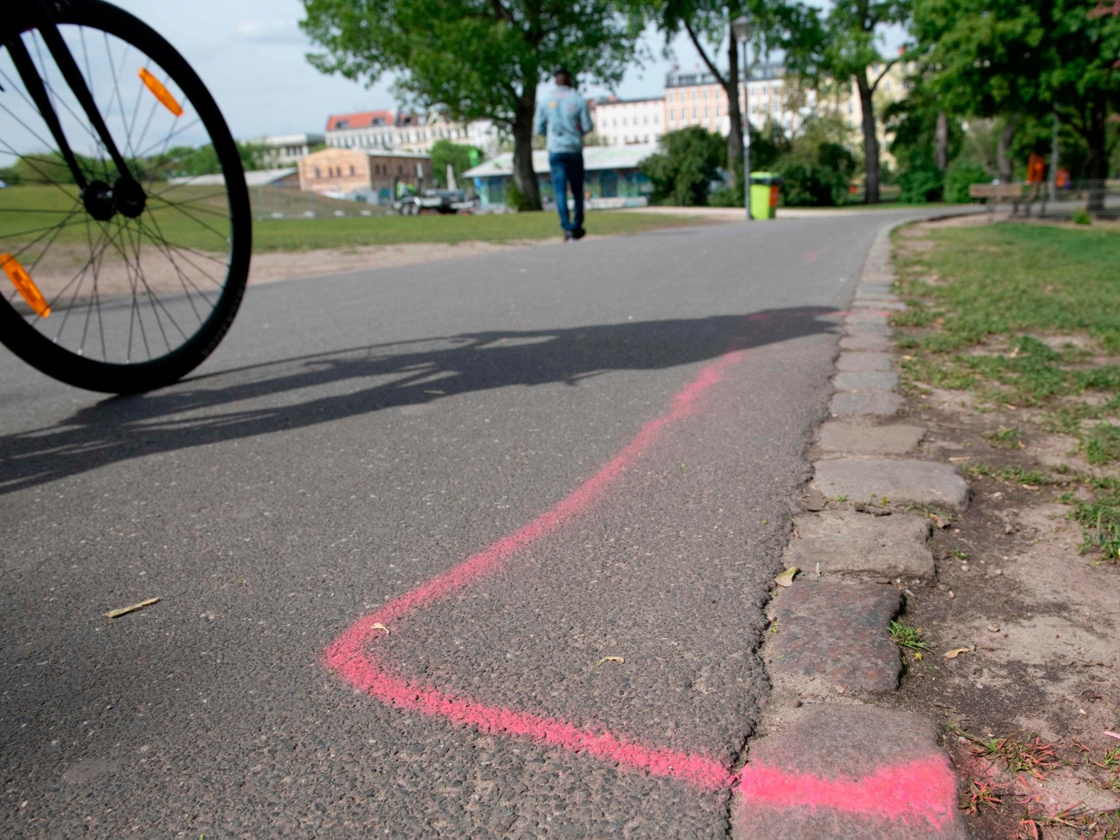 Pink line marking drug deal zone inside Goerlitzer Park