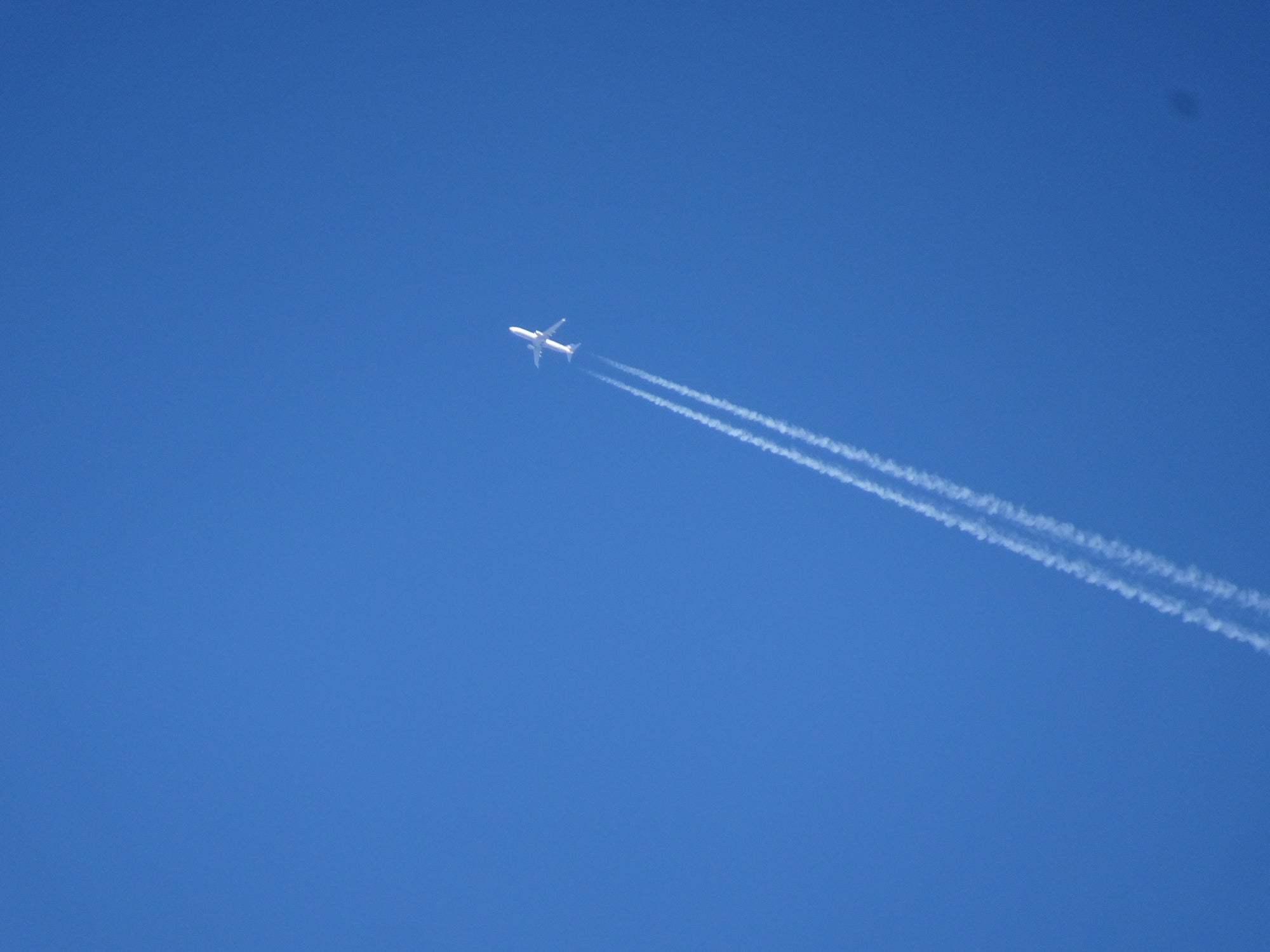 Water vapour released by planes traps heat in the Earth’s atmosphere