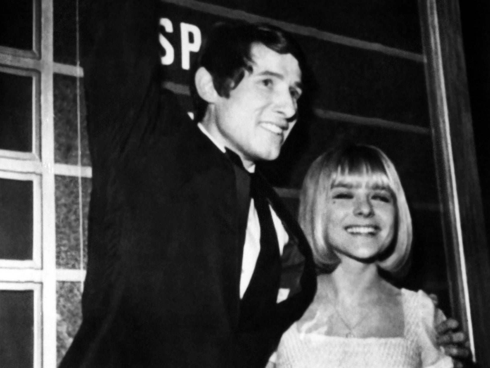 1966 winner Udo Jürgens is congratulated by 1965 winner France Gall (AF