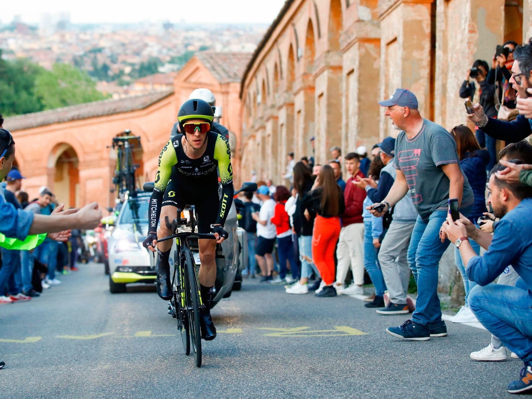 Simon Yates climbs towards the finish