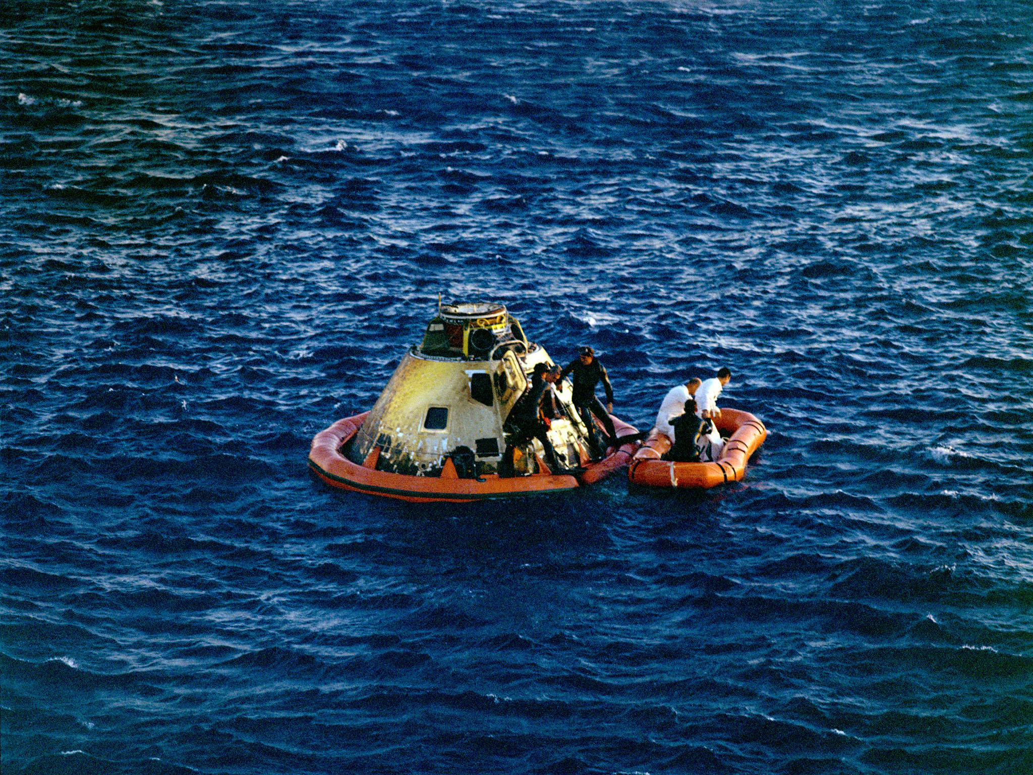 The US navy assists the recovery of the astronauts in the South Pacific (Nasa)