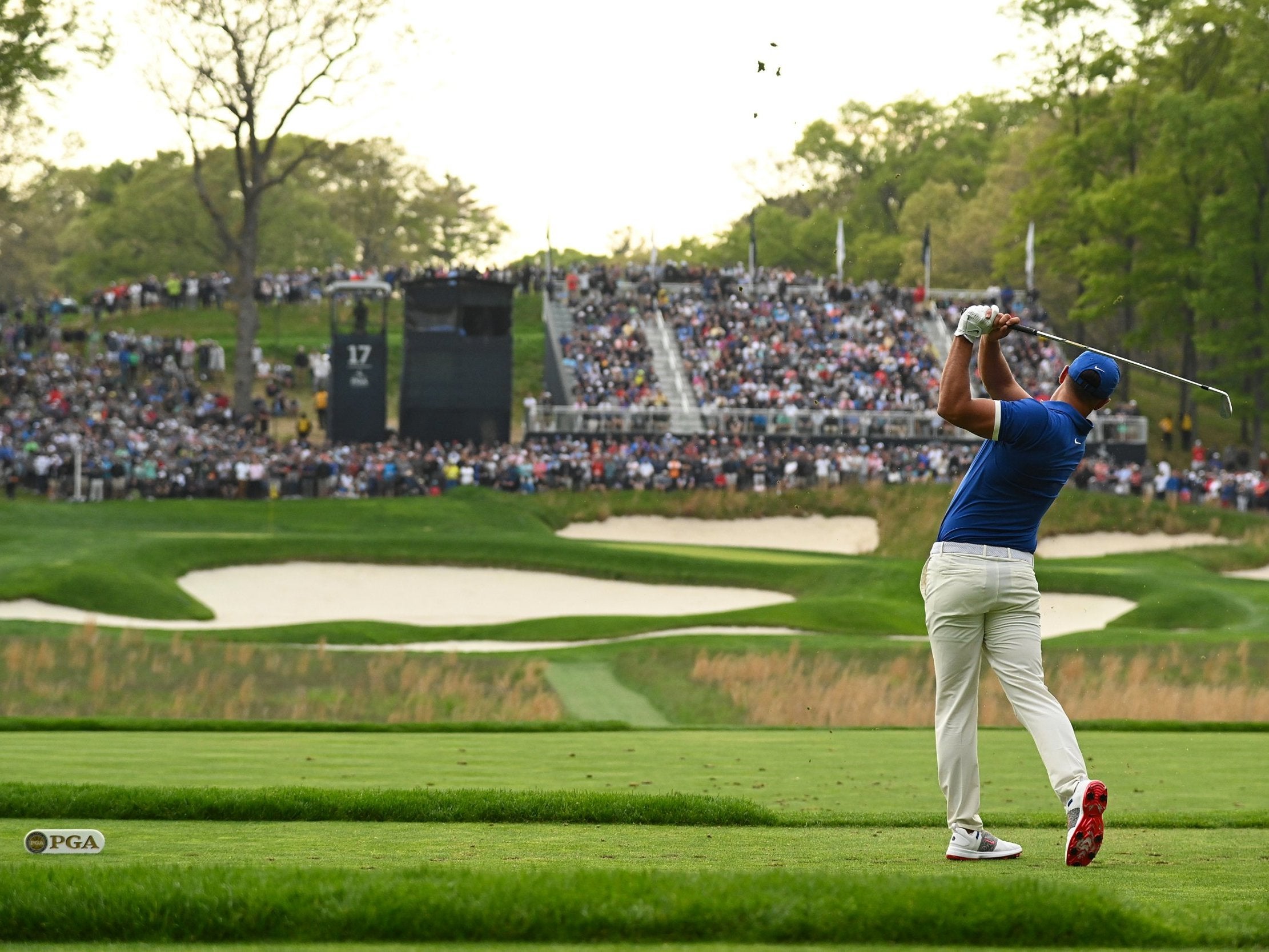 Brooks Koepka hraje svůj odpaliště na 17. jamce v Bethpage Black