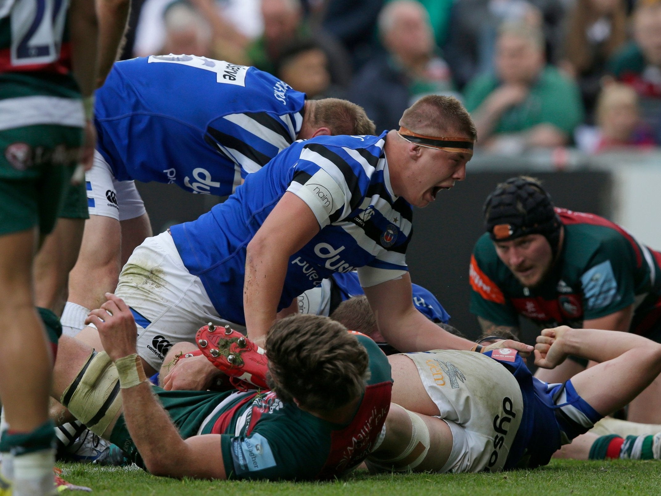 Bath cross the line for a last-gasp try