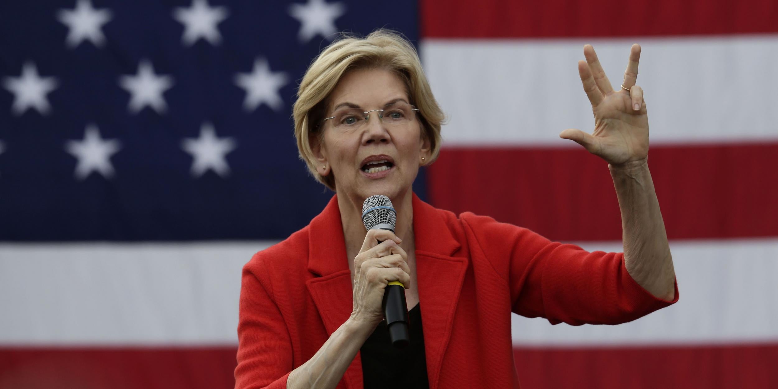 La aspirante a presidente demócrata, la senadora Elizabeth Warren, habla durante un ayuntamiento de campaña en la Universidad George Mason en Fairfax, Virginia