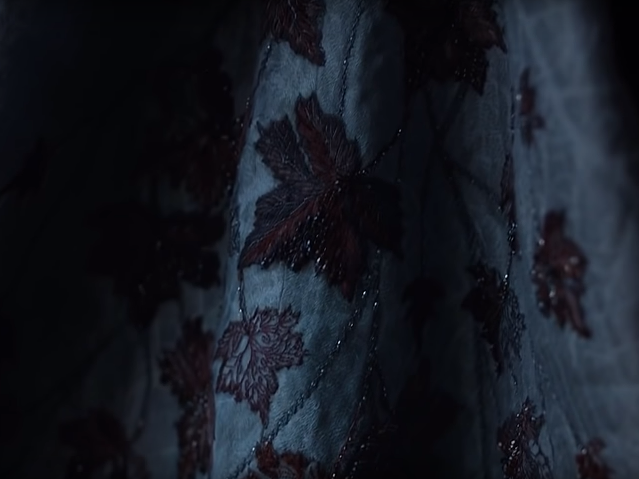 The interior of Sansa's sleeves are embellished with Weirwood leaves