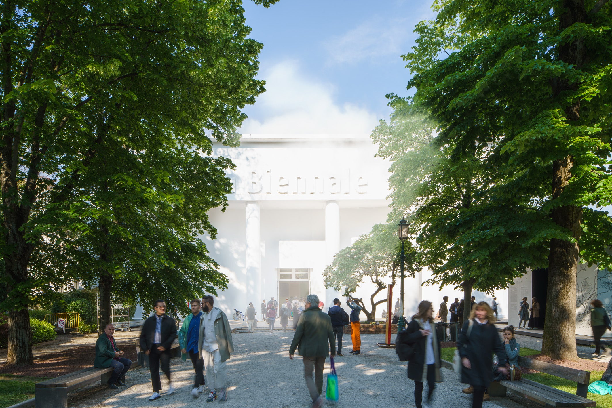 The installation ‘Thinking Head’ (2018) by Lara Favaretto envelops visitors at the entrance to the central pavilion of the Giardini della Biennale in a dense cloud of artificial fog