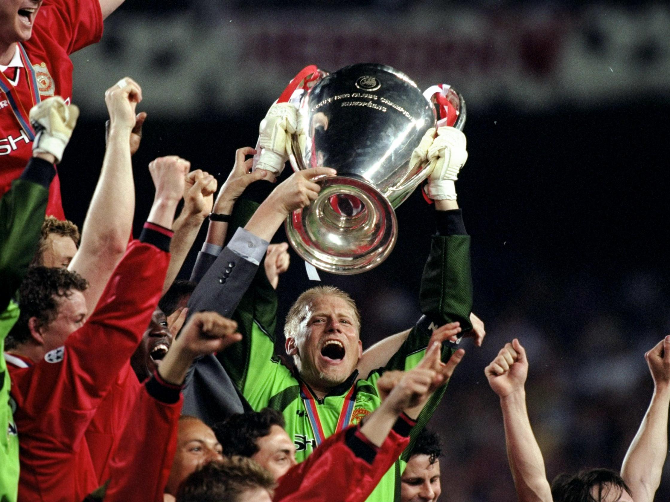 Schmeichel lifting the trophy in 1999 (Getty Images)