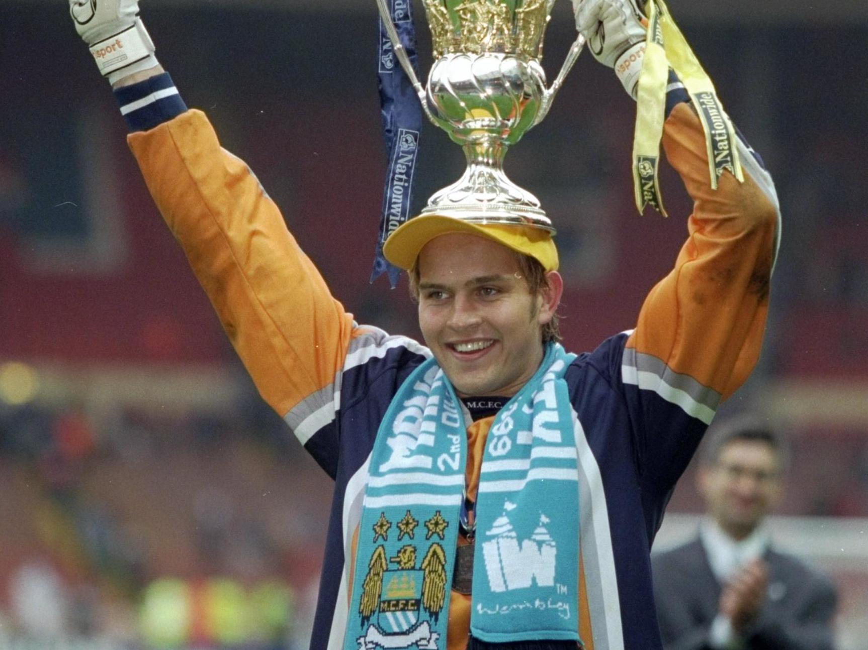 Weaver celebrating with the play-off trophy