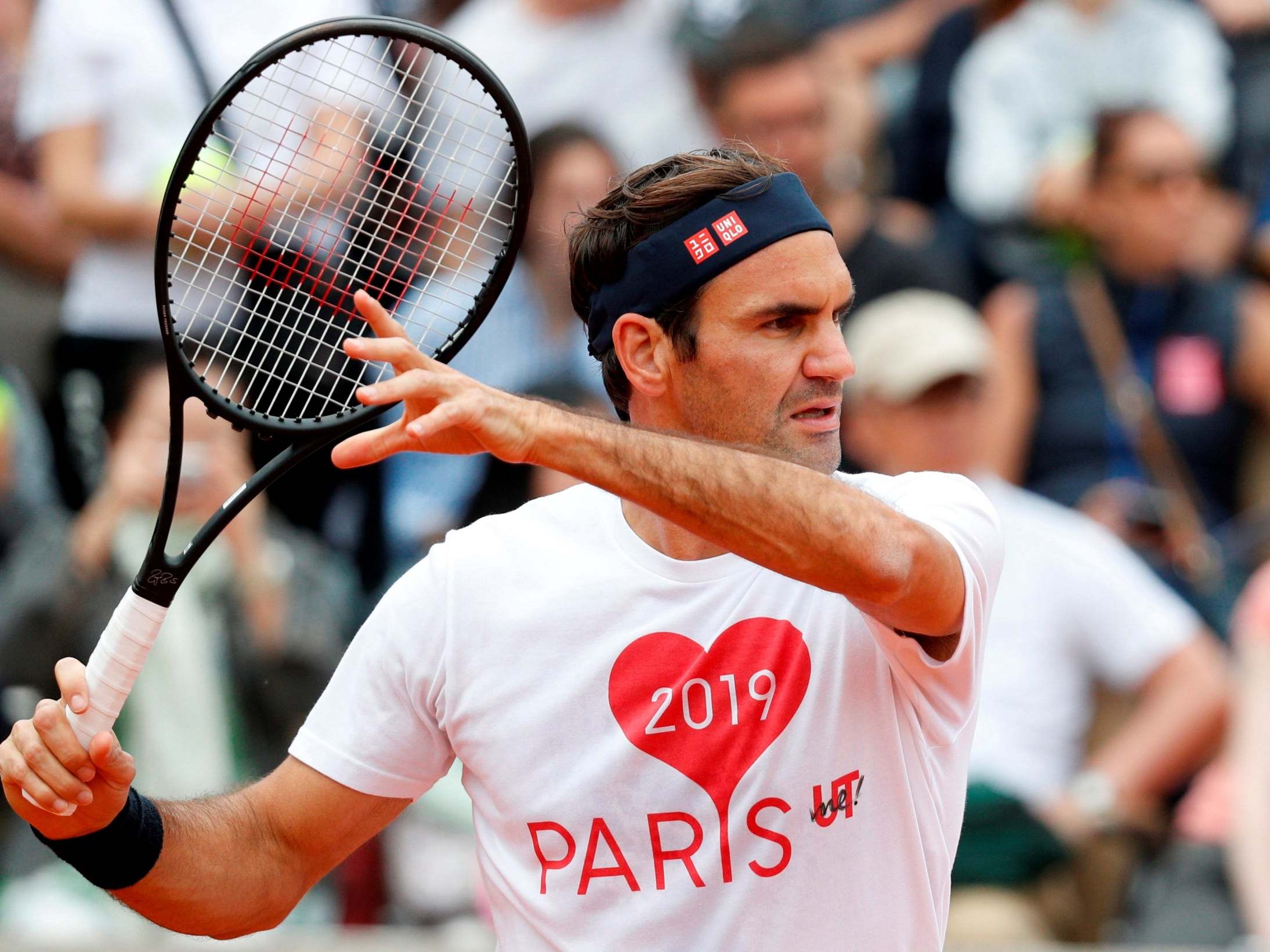 Federer practices at Roland Garros