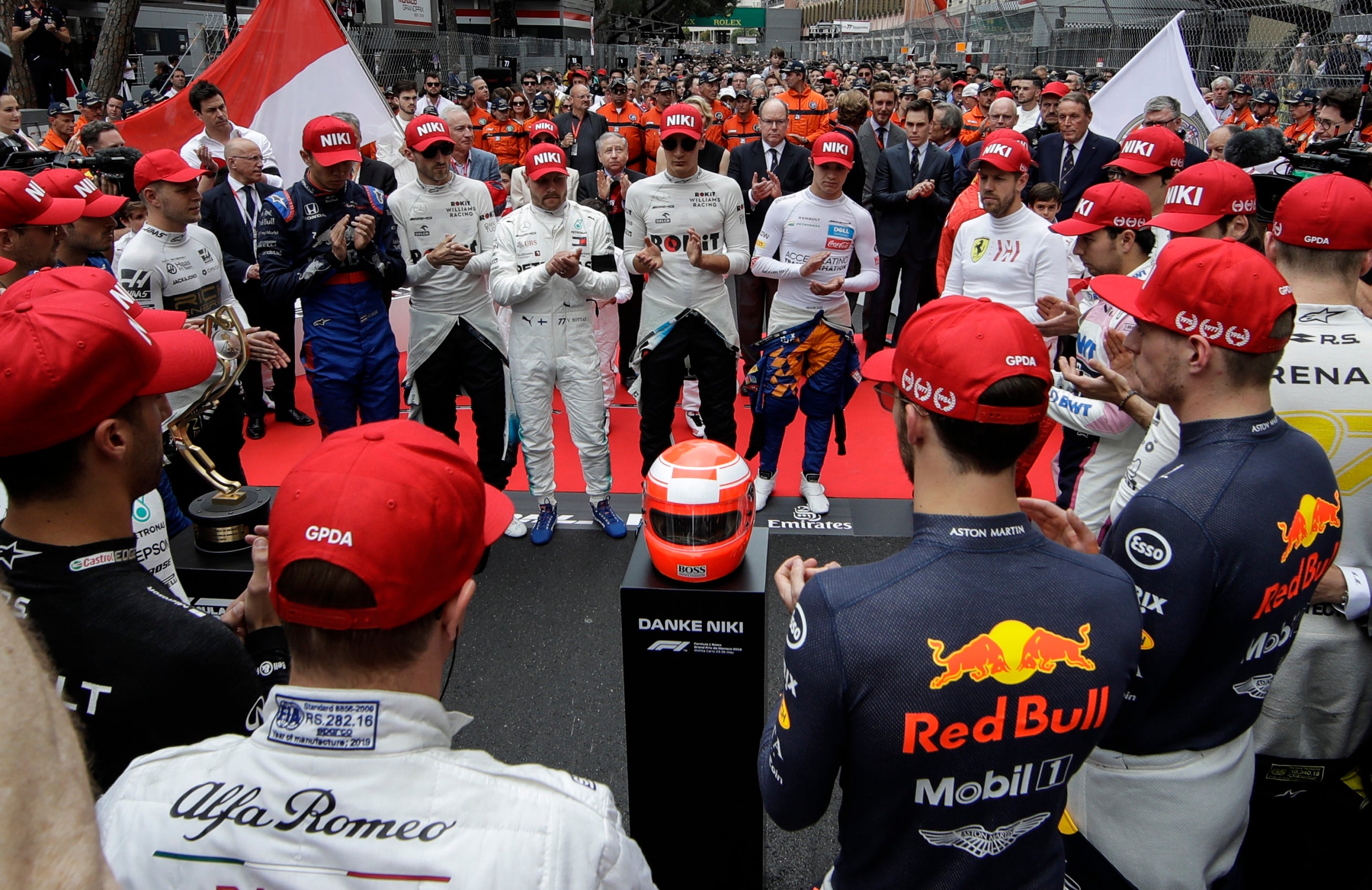 The drivers paid tribute to Niki Lauda before the Grand Prix