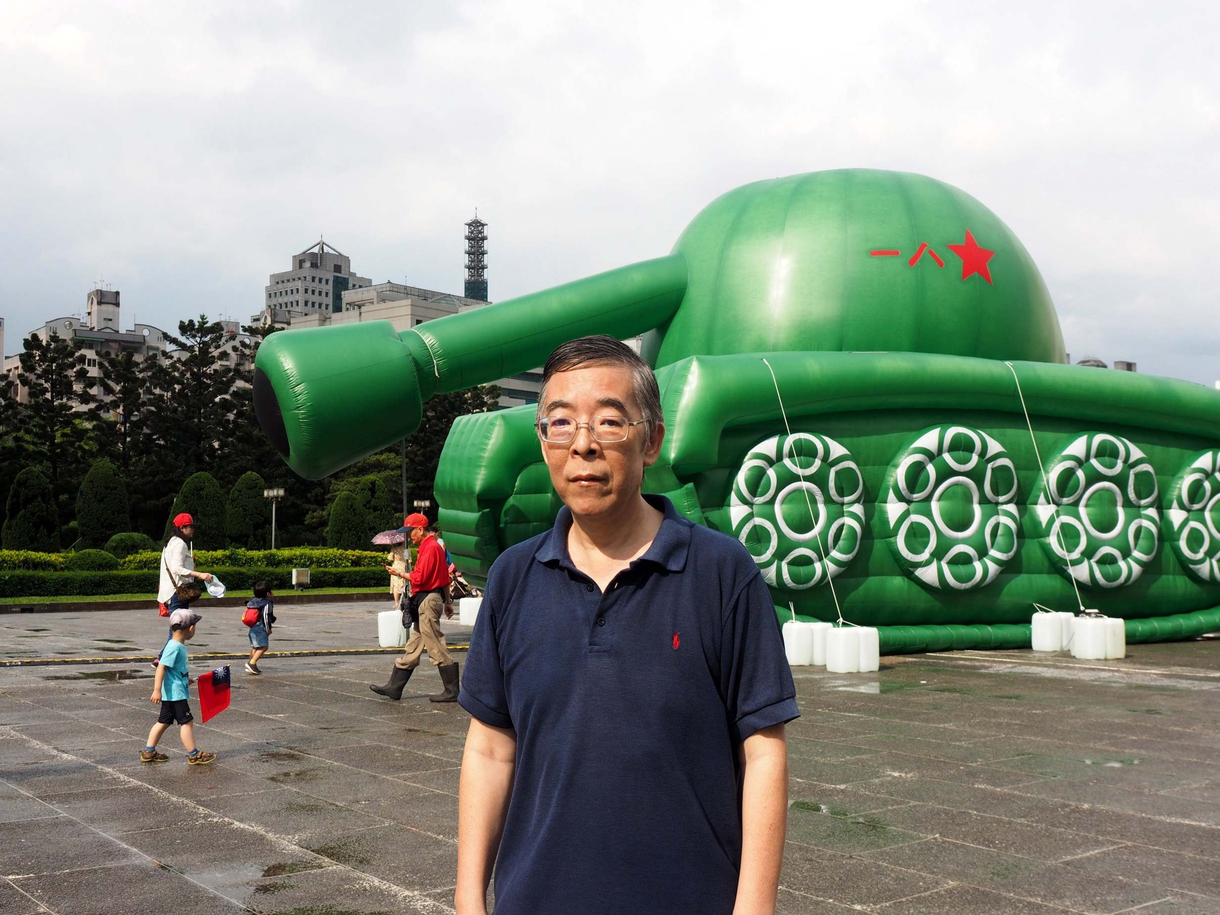 Chinese dissident Wu Yenhua next to artwork in Taipei