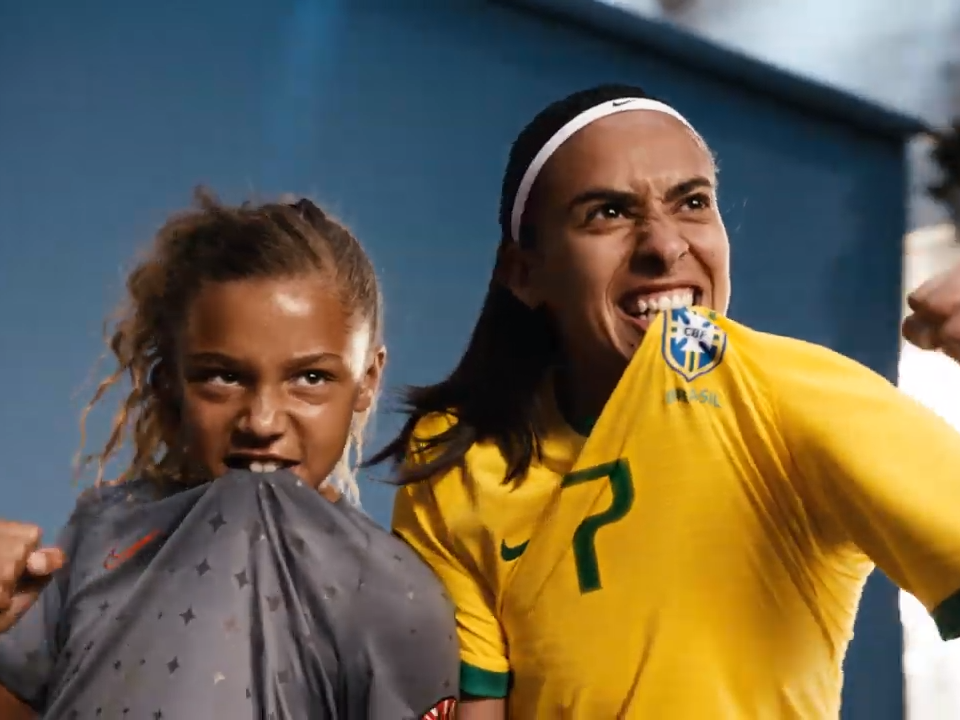 Cook poses alongside Brazil's Andressa Alves