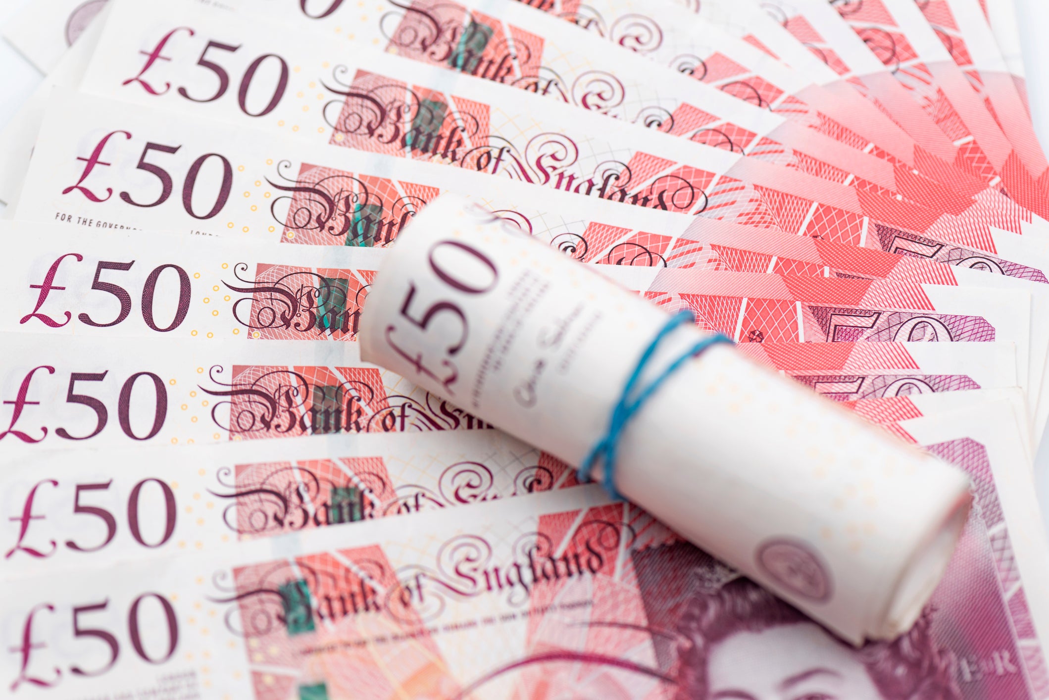 Banknotes and a Roll of £ 50 (Getty Images/iStockphoto)