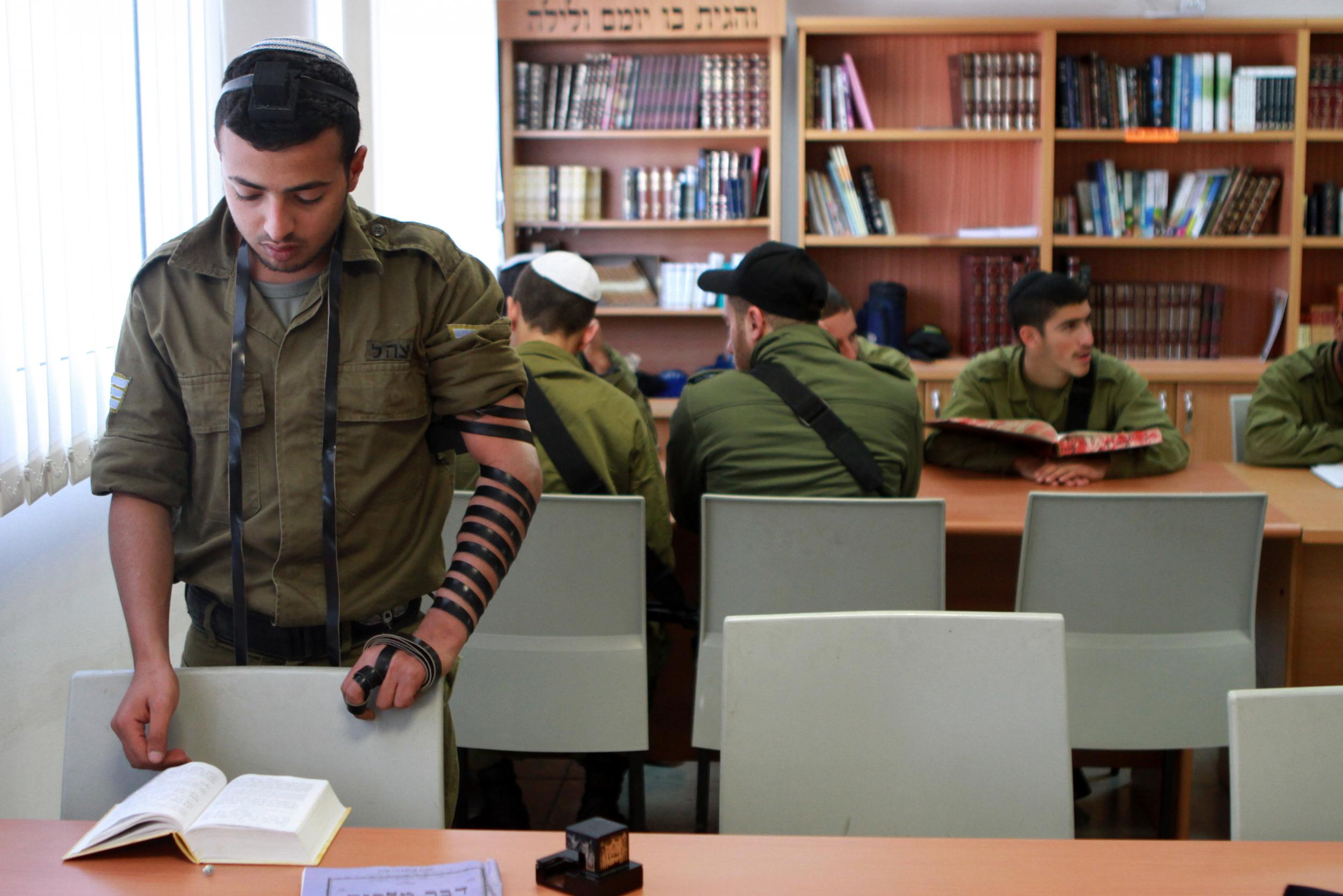 An Israeli army soldier of the Shachar Kachol ultra-Orthodox Jewish unit prays at a synagogue (AFP/Getty)