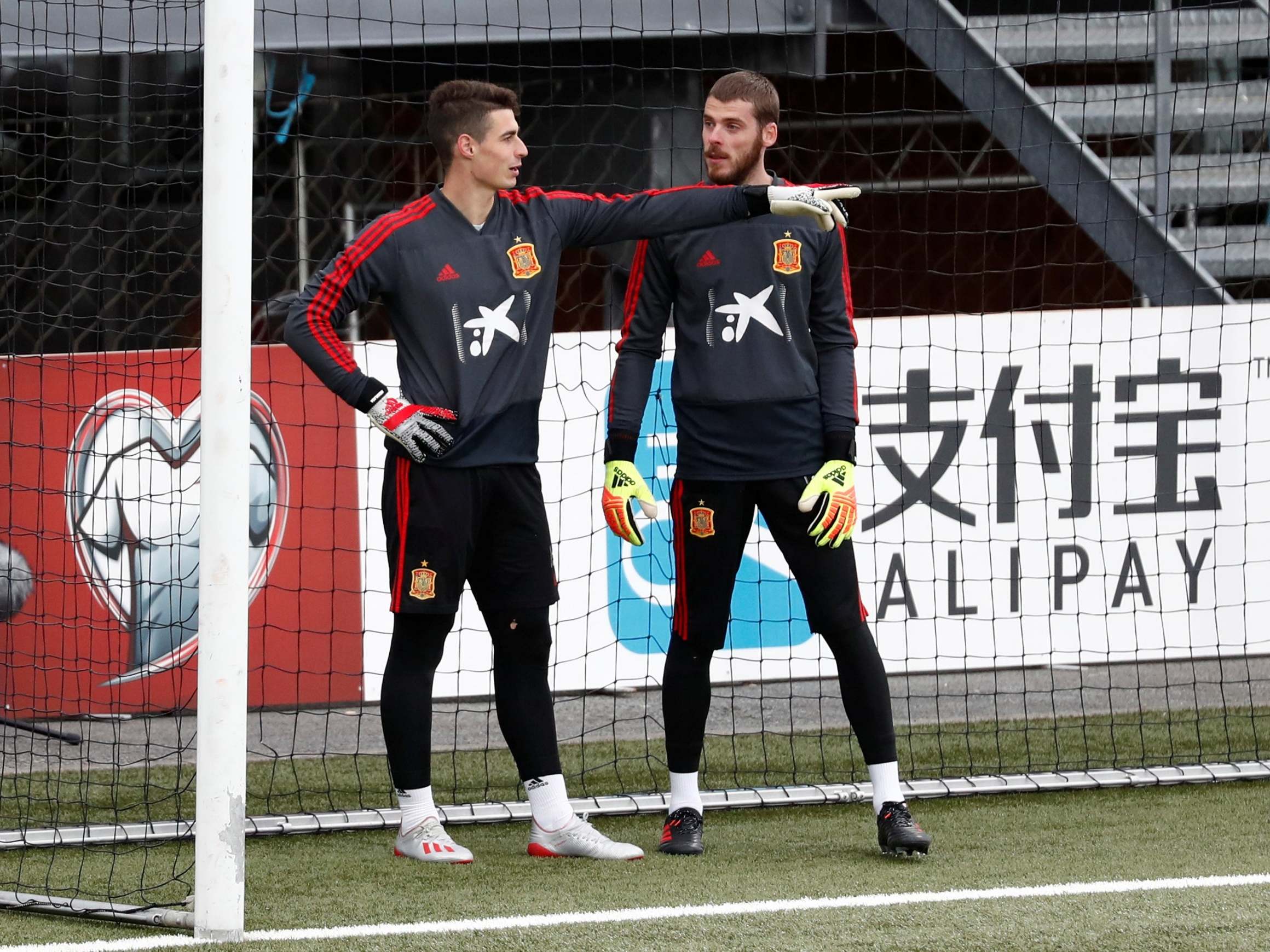 Kepa and De Gea chat during Spain training