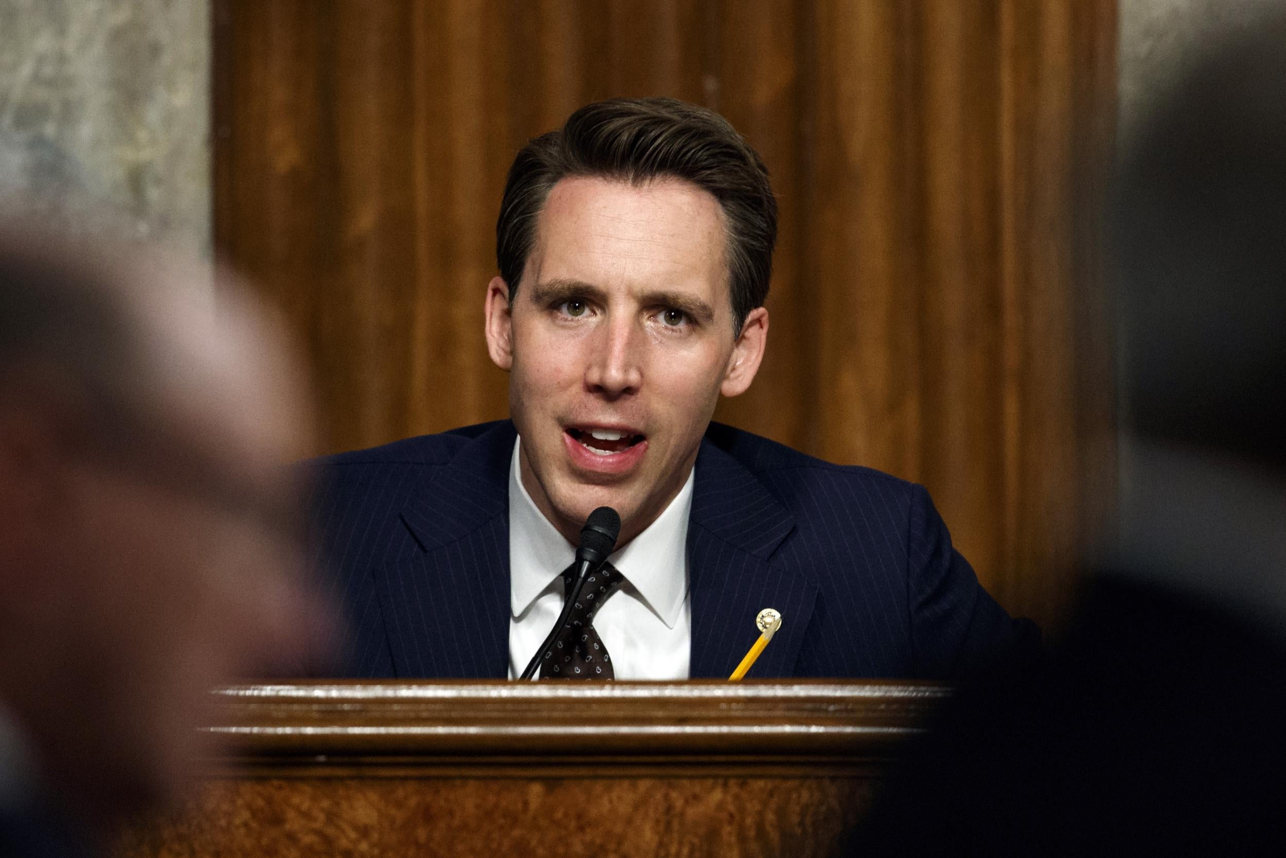 El senador republicano Josh Hawley ha criticado los esfuerzos para estudiar Watergate después de que el ex abogado de la Casa Blanca, John Dean, quien trabajó con Richard Nixon, fuera invitado a brindar testimonio público esta semana ante el Comité Judicial de la Cámara.