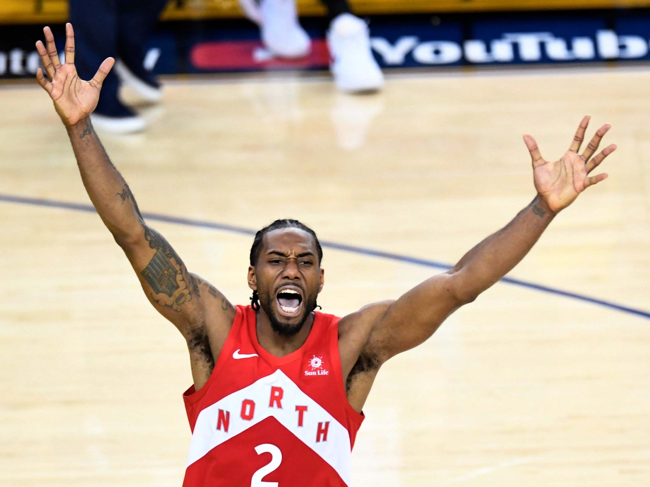 Kawhi Leonard celebrates victory for the Raptors